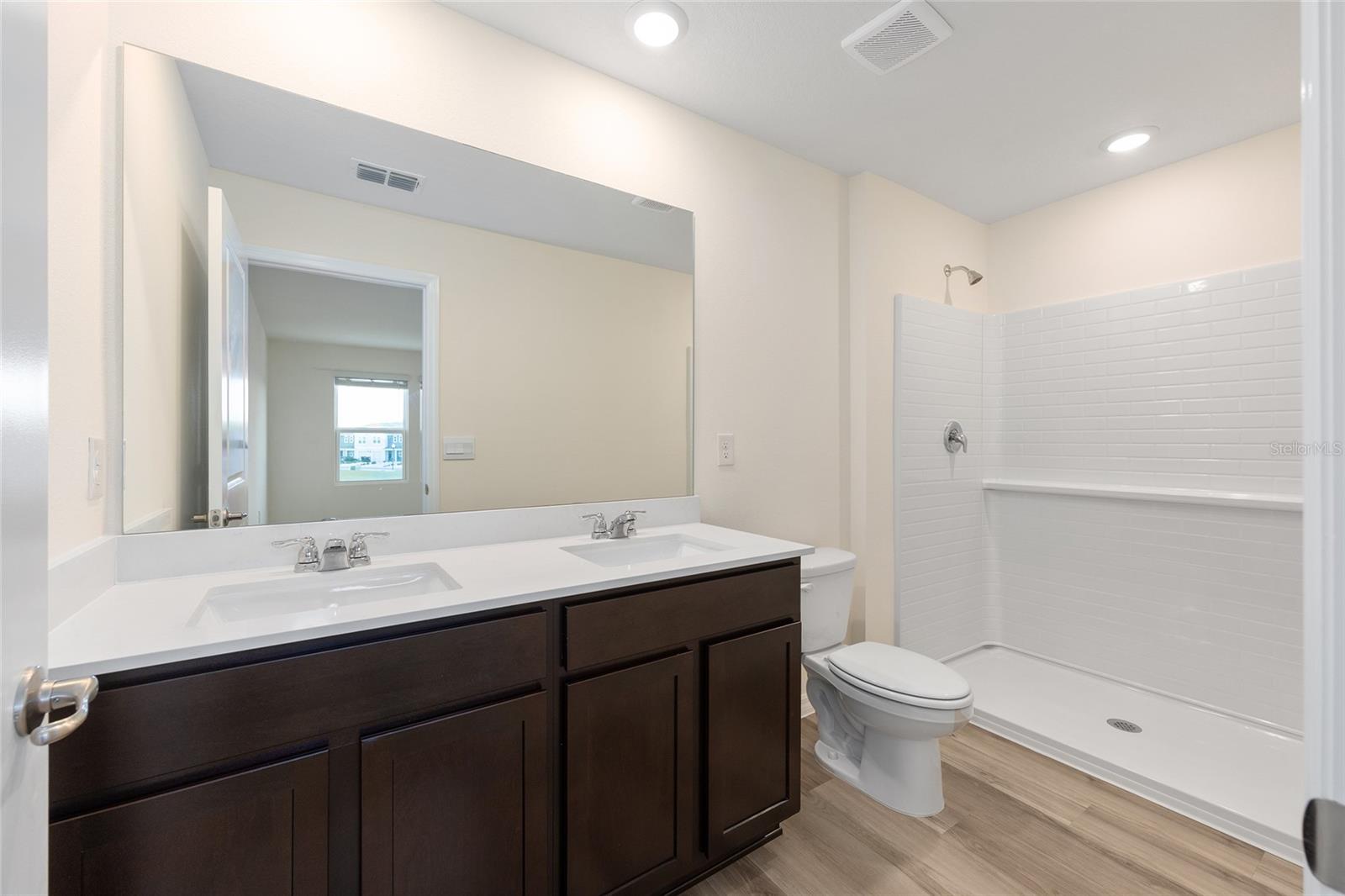 LAUREL COMMONS - Residential Lease