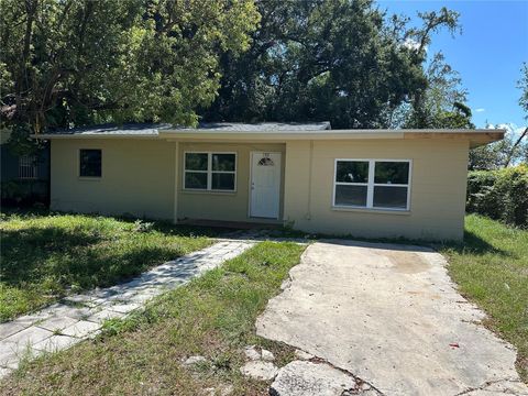 Photo of 703 S Castle Court, Tampa, FL 33612 (MLS # TB8430267) Photo of 703 S Castle Court, Tampa, FL 33612 (MLS # TB8430267)