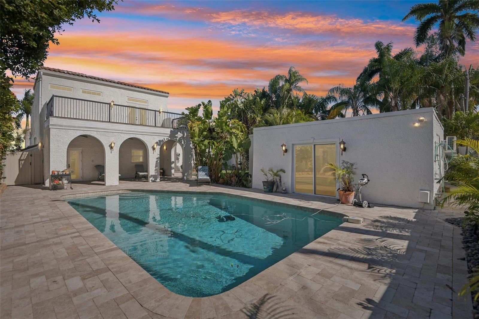 104 PALMERA BOULEVARD NE