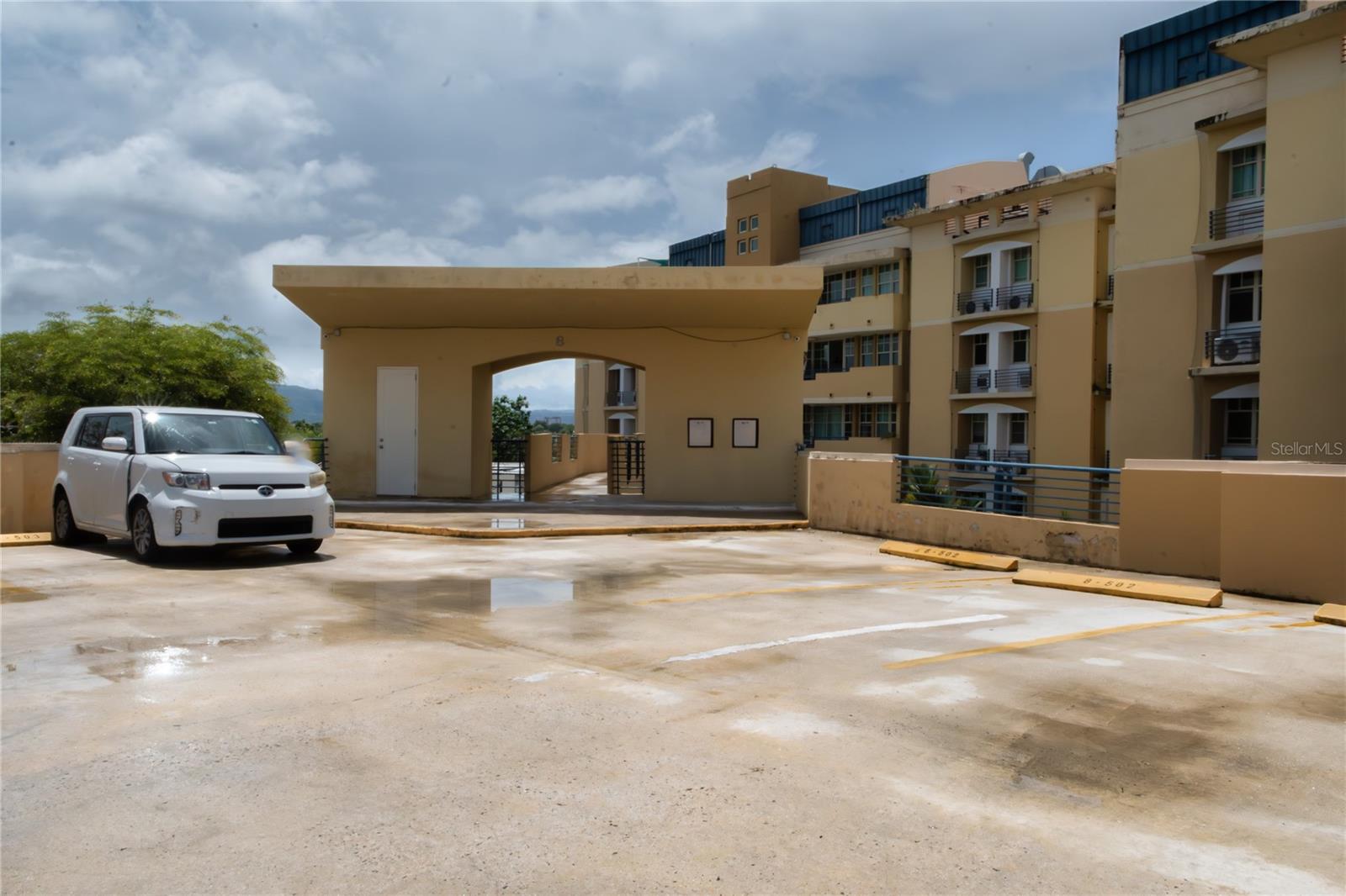 Spacious apartment in excellent condition available for long-term lease at Condominio Santa Cecilia. The property features 3 bedrooms with inverter A/C units and ceiling fans, a walk-in closet in the master bedroom, washer and dryer, a large kitchen fully equipped with appliances, and a storage closet. Includes 2 assigned parking spaces. The complex offers a swimming pool, gym, half basketball court, and tennis court for residents to enjoy. Conveniently located in a quiet and central community, move-in ready. Monthly Rent: $1,800.