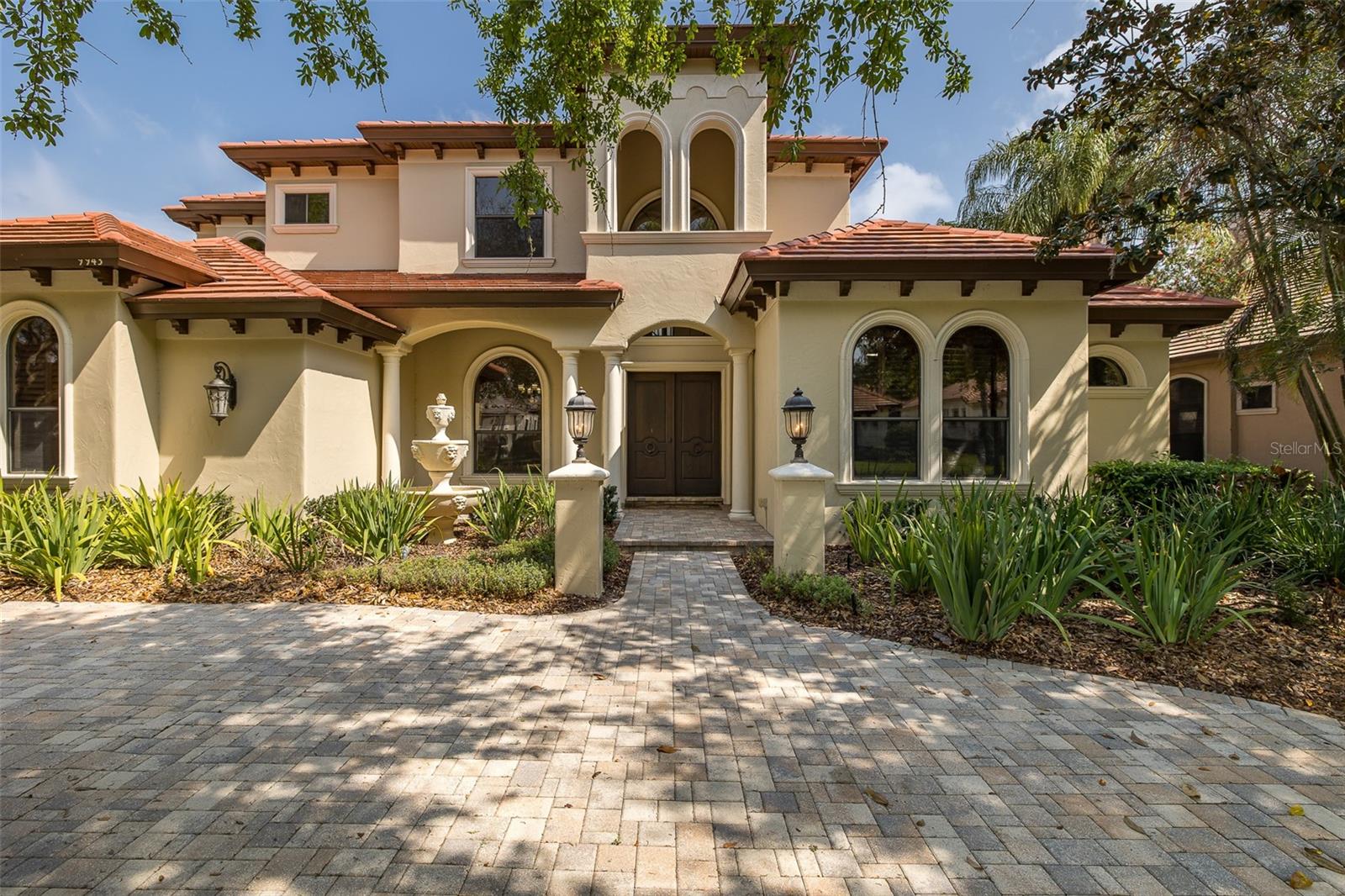 CHAMPIONS CLUB - Residential