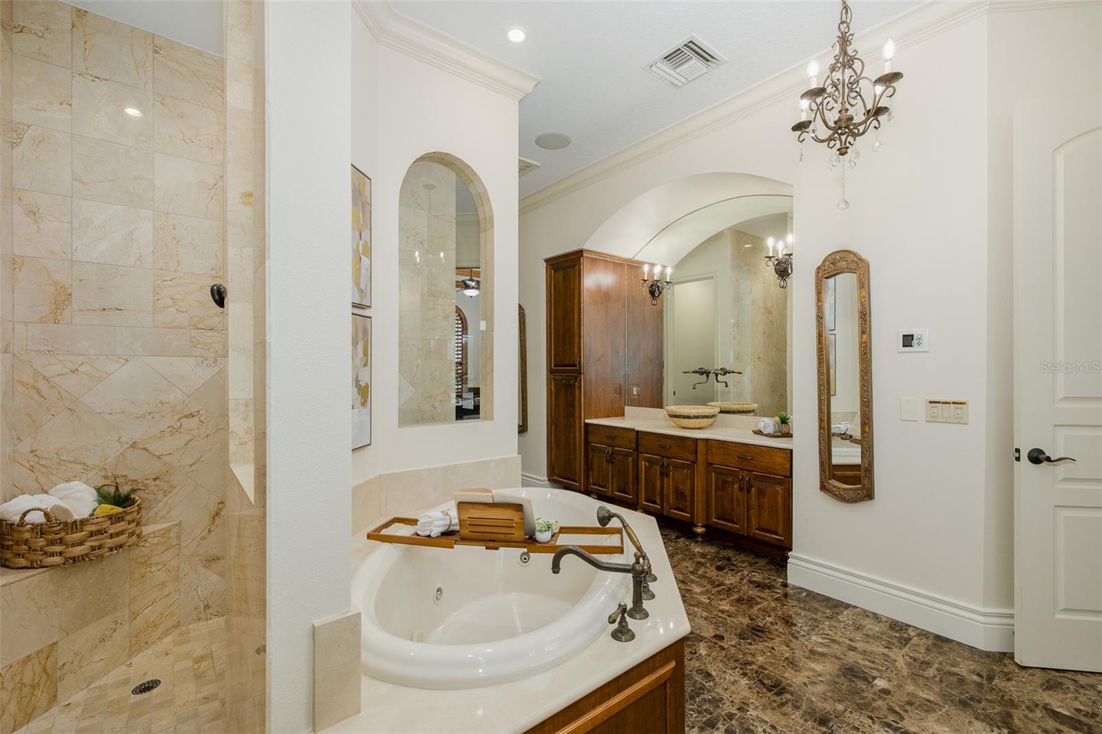 CHAMPIONS CLUB - Residential