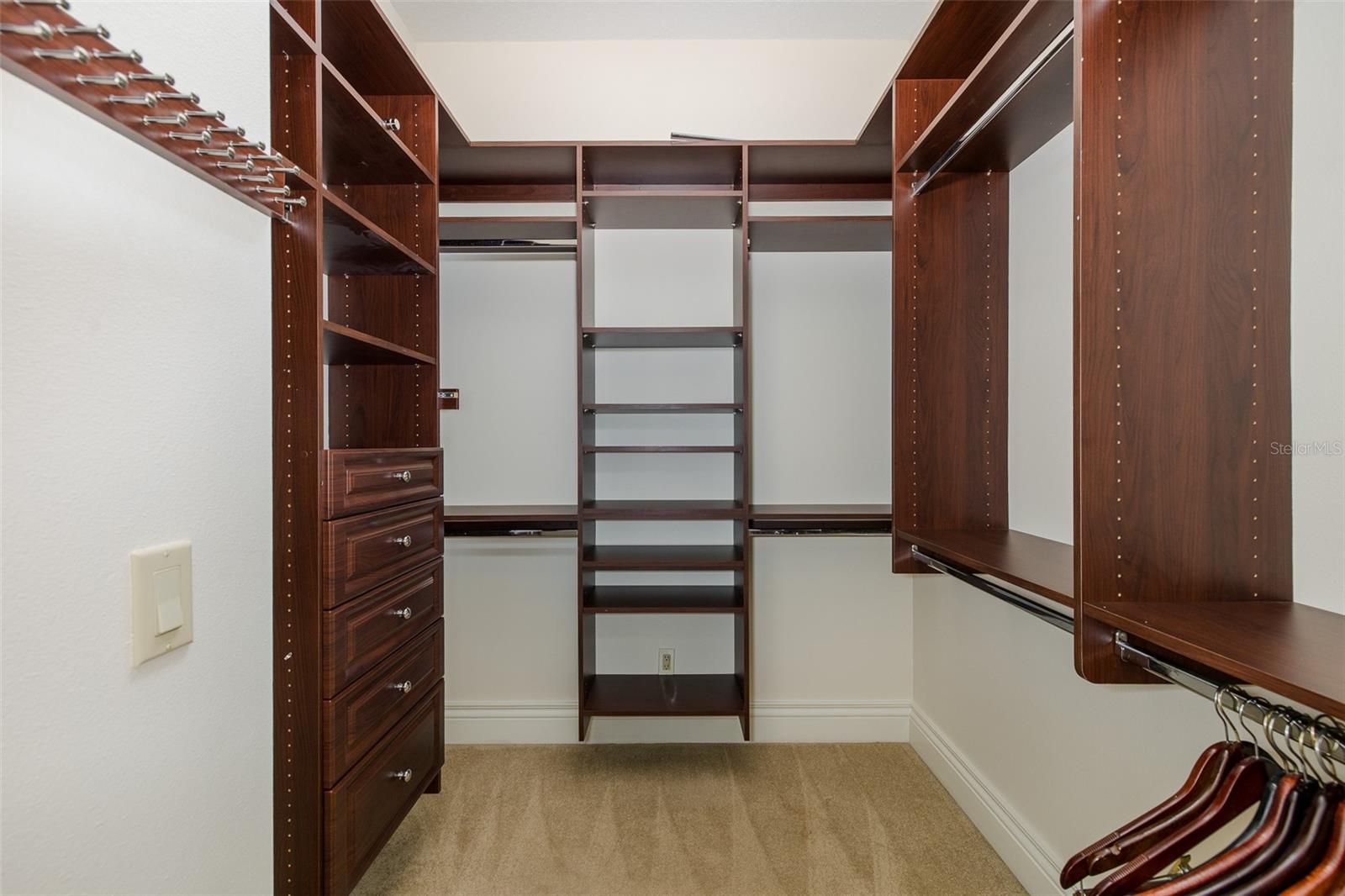 CHAMPIONS CLUB - Residential