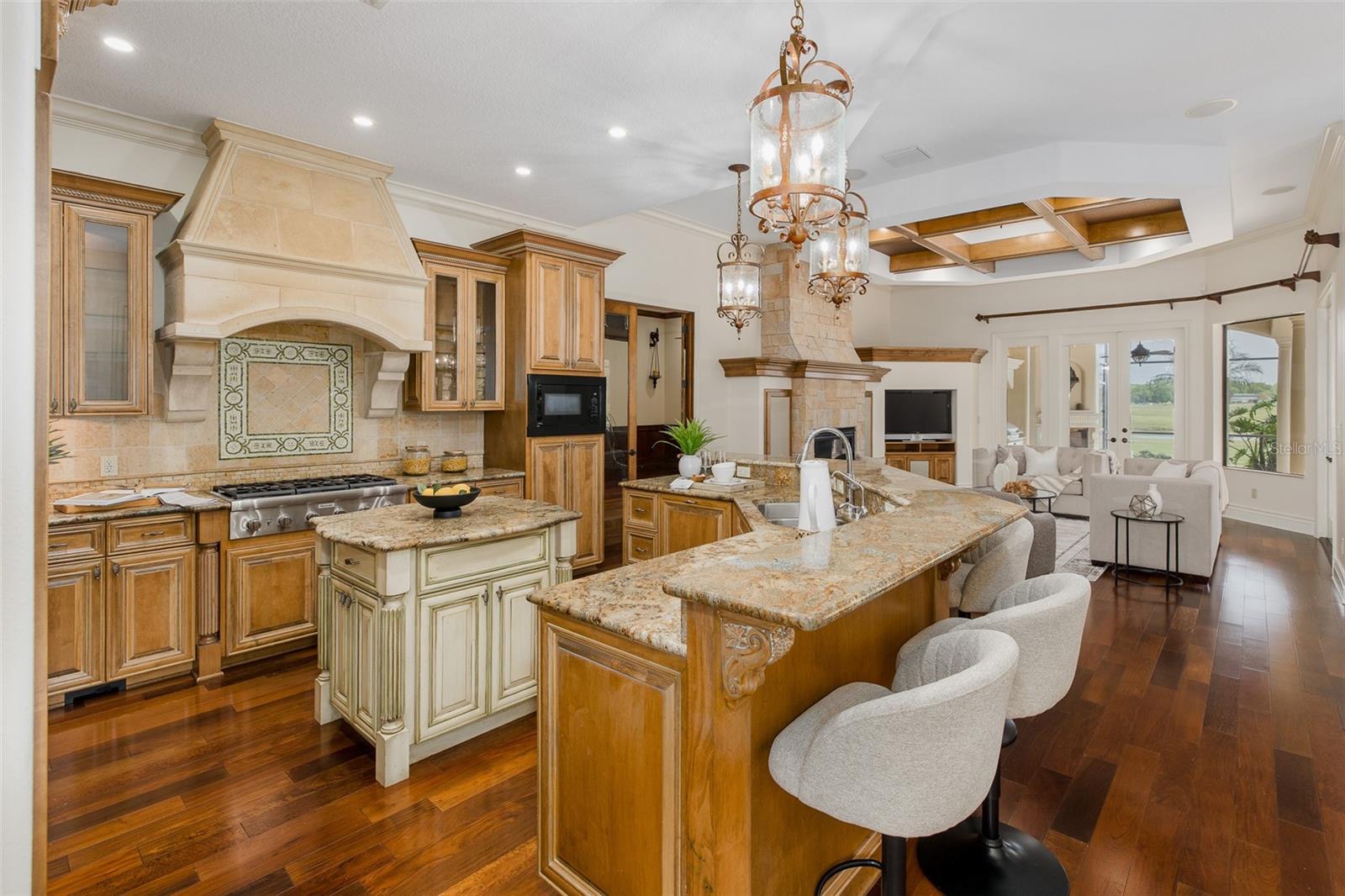 CHAMPIONS CLUB - Residential