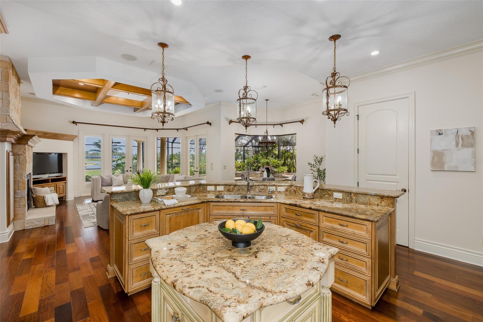 CHAMPIONS CLUB - Residential