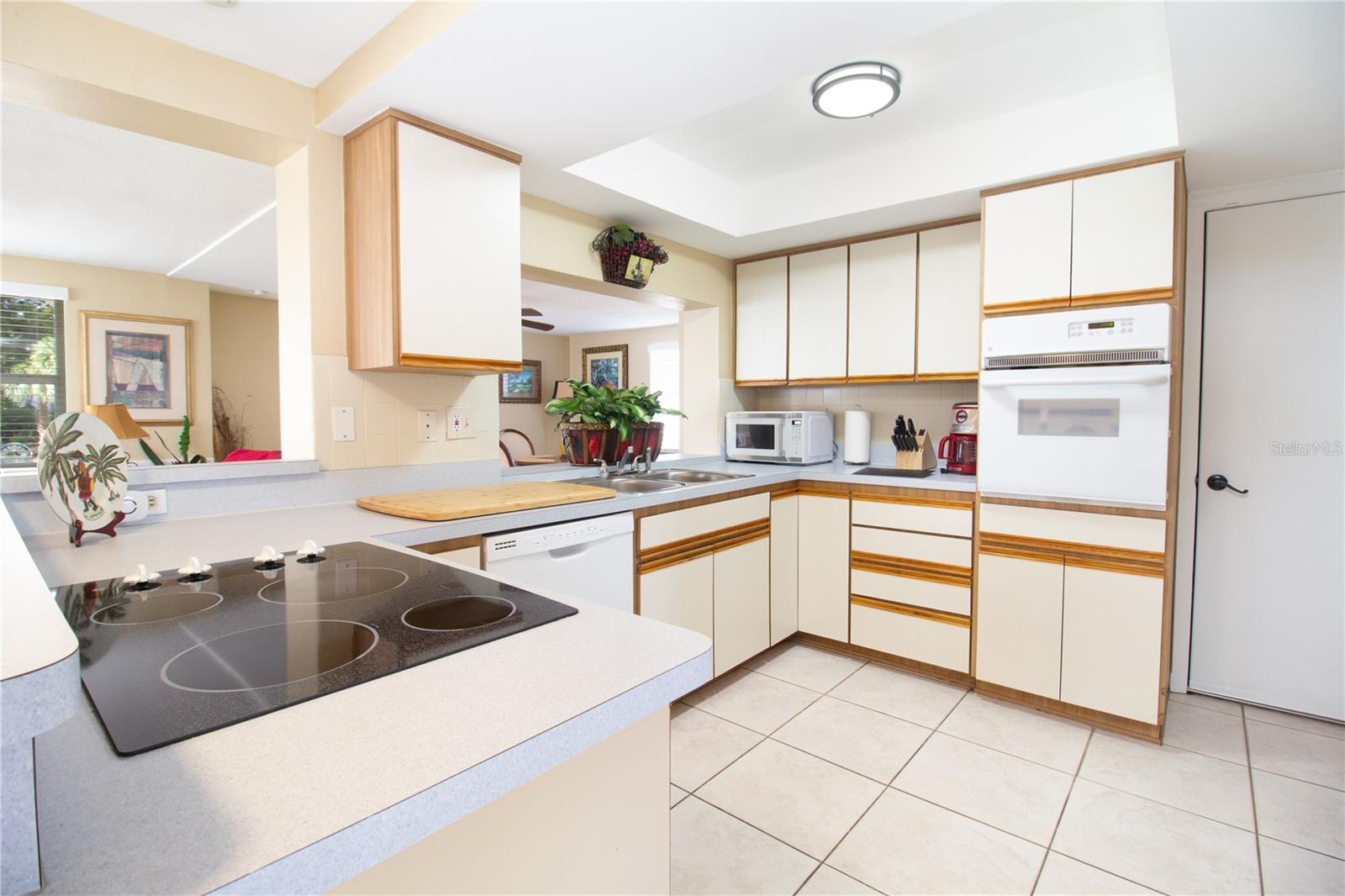 BEACON SQUARE - Residential Lease