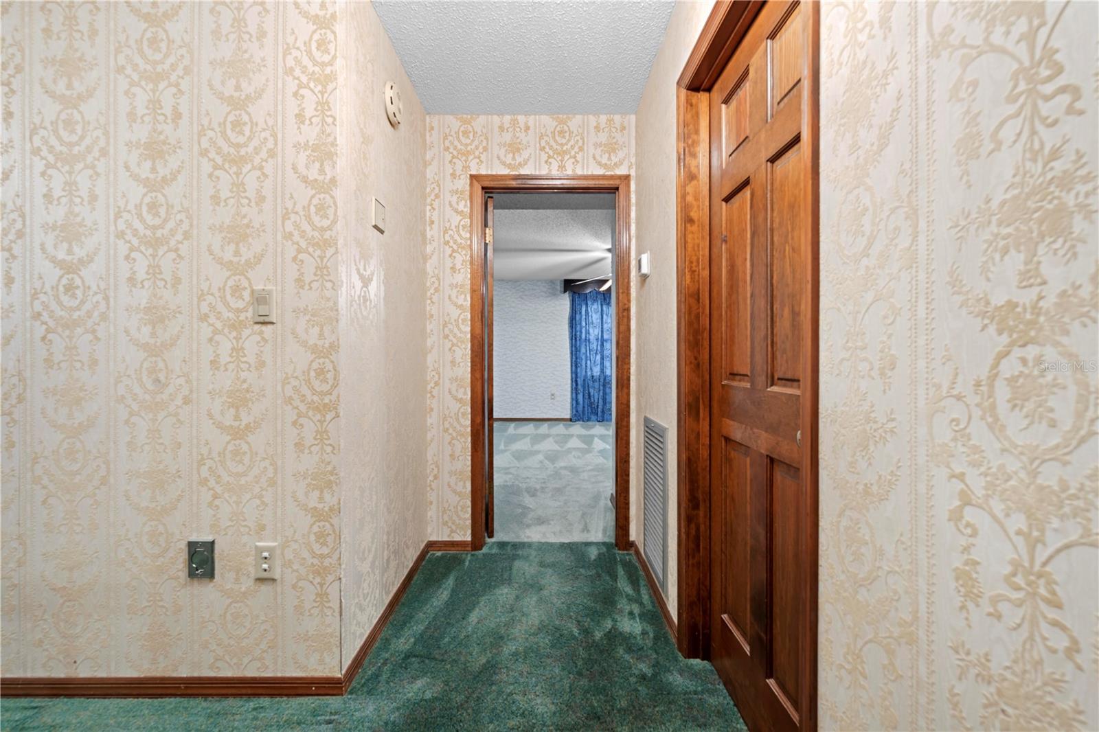 ROYAL OAKS ESTATE - Residential