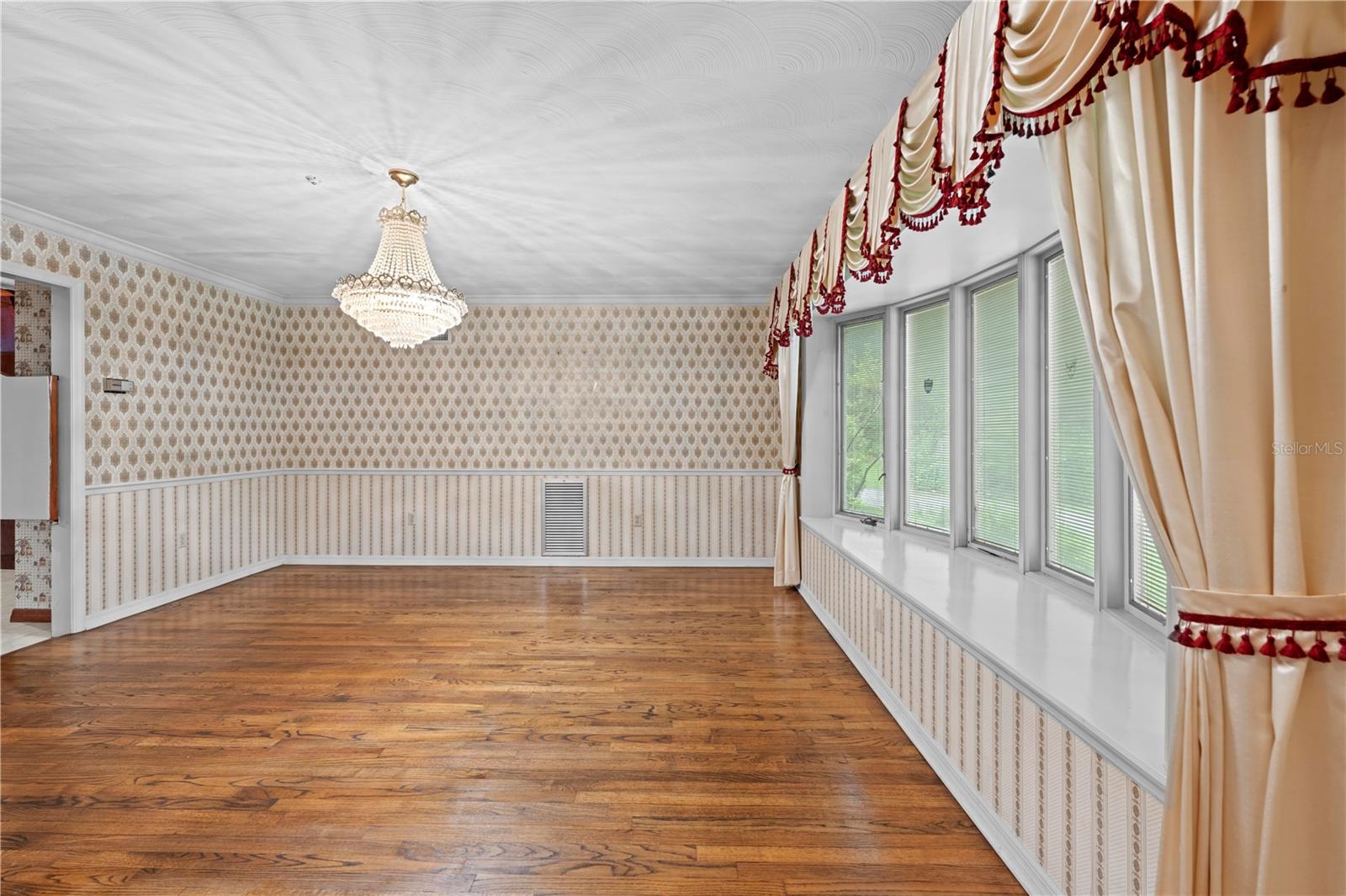 ROYAL OAKS ESTATE - Residential