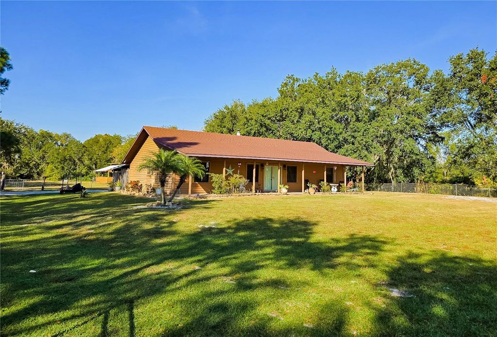 Photo of 10 Jimmy Lee Road, Winter Haven, FL 33880 (MLS # P4937095)