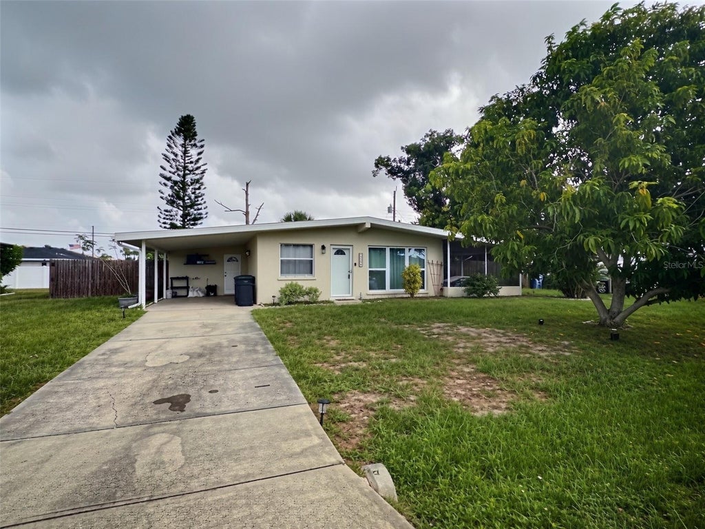 Photo of 329 Glen Oak Road, Venice, FL 34293 (MLS # A4704702)