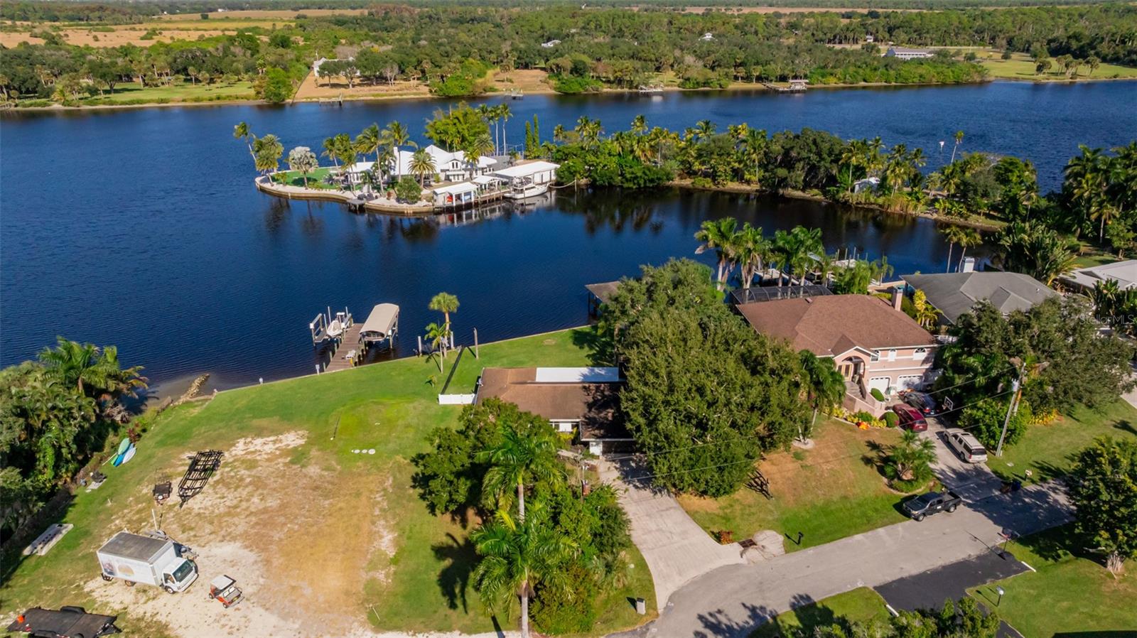 PARADISE SHORES - Residential