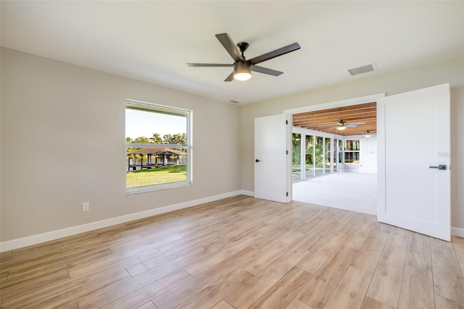 PARADISE SHORES - Residential