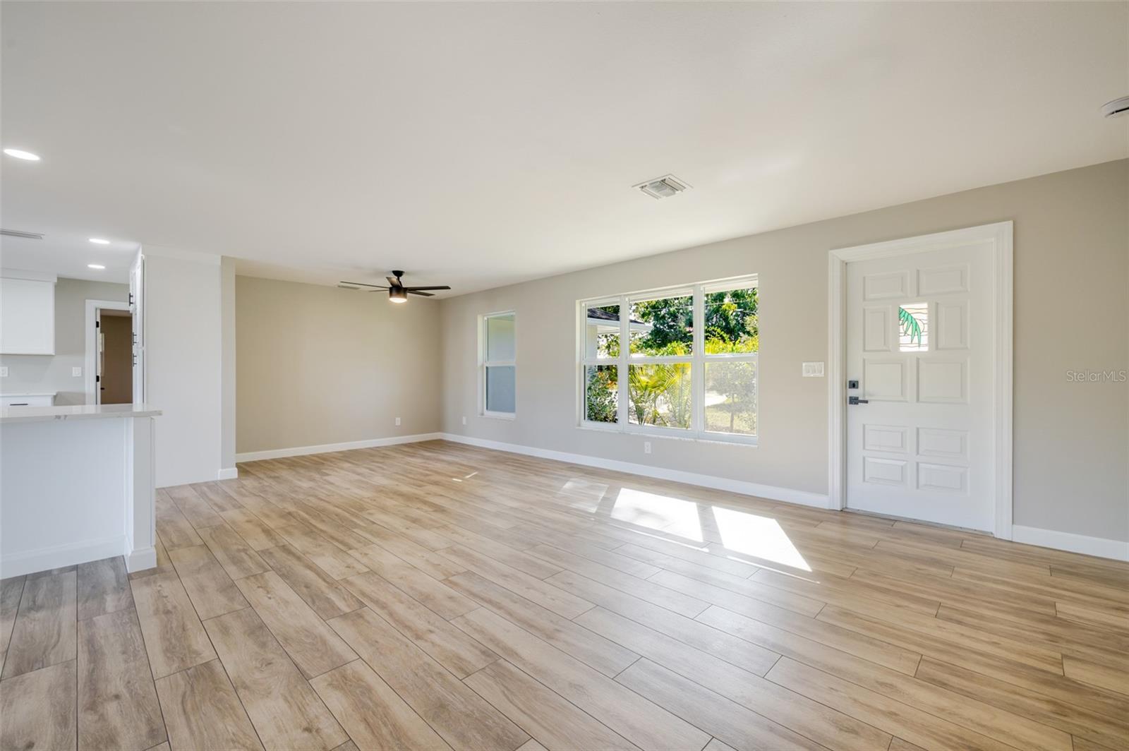 PARADISE SHORES - Residential