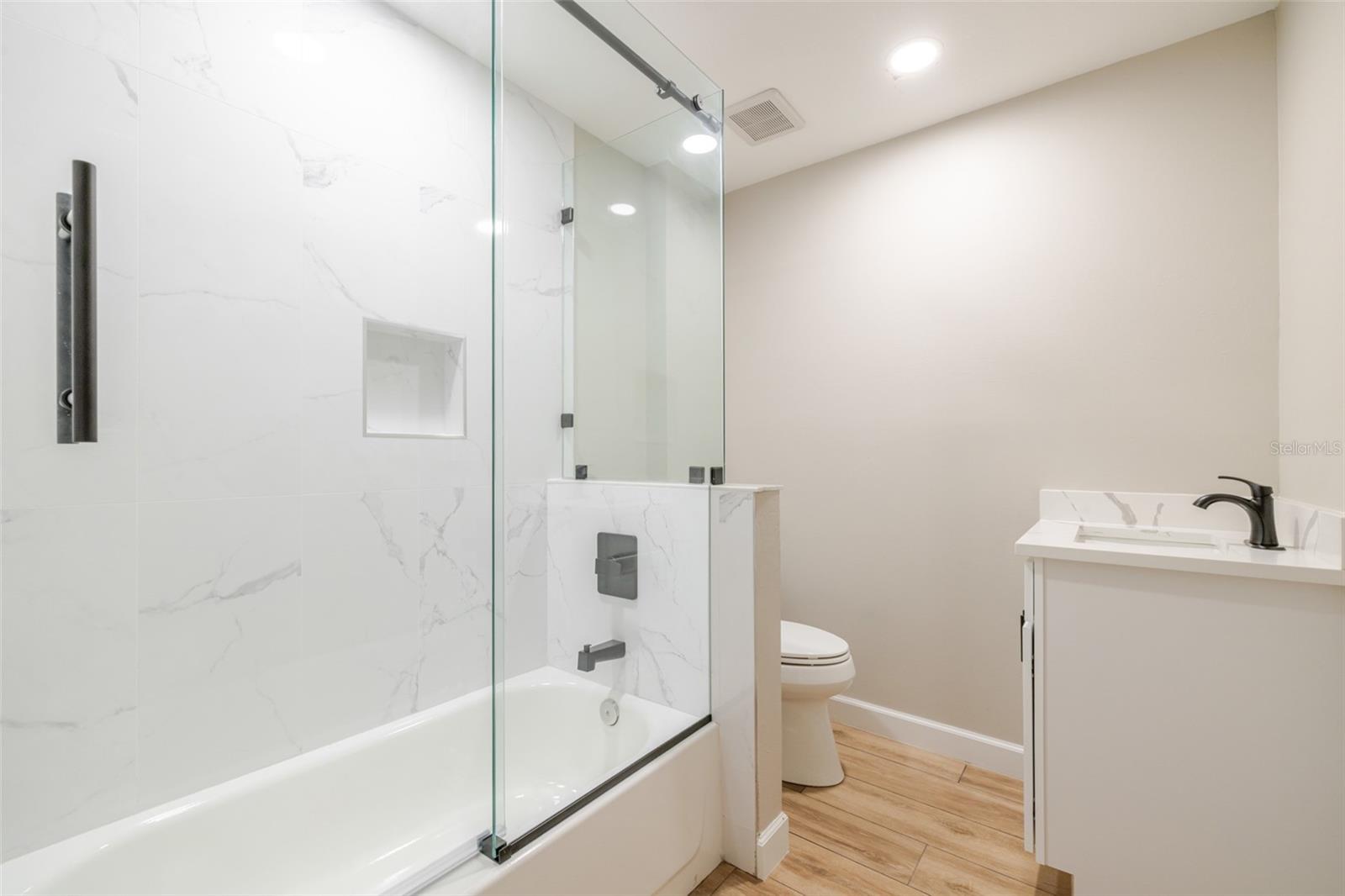 PARADISE SHORES - Residential