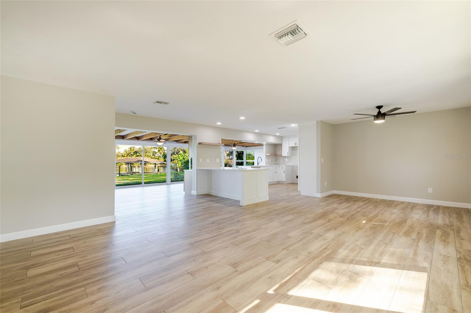 PARADISE SHORES - Residential