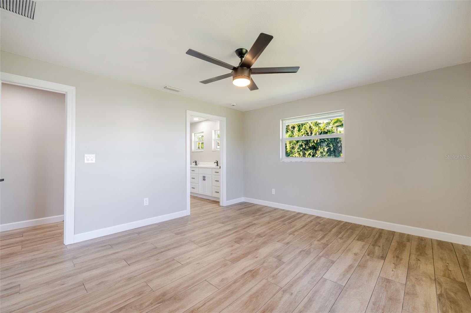 PARADISE SHORES - Residential