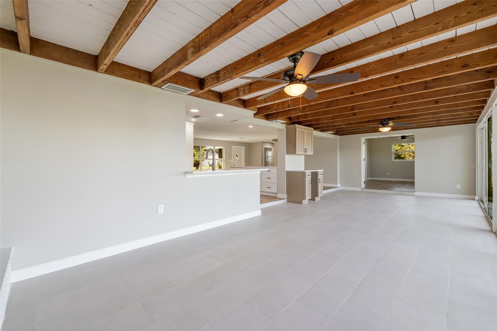 PARADISE SHORES - Residential