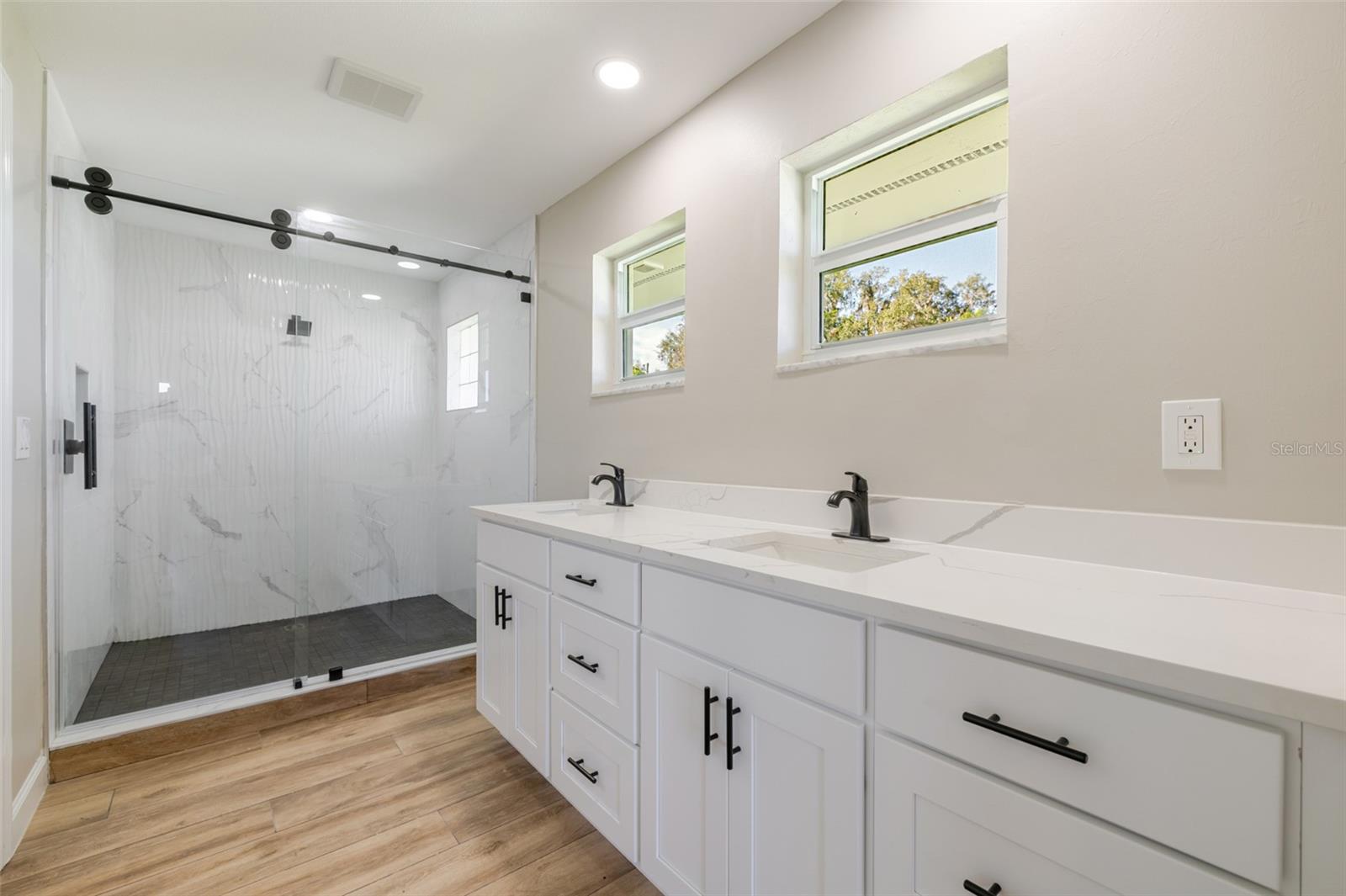 PARADISE SHORES - Residential