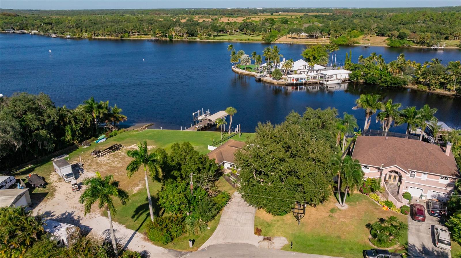 PARADISE SHORES - Residential