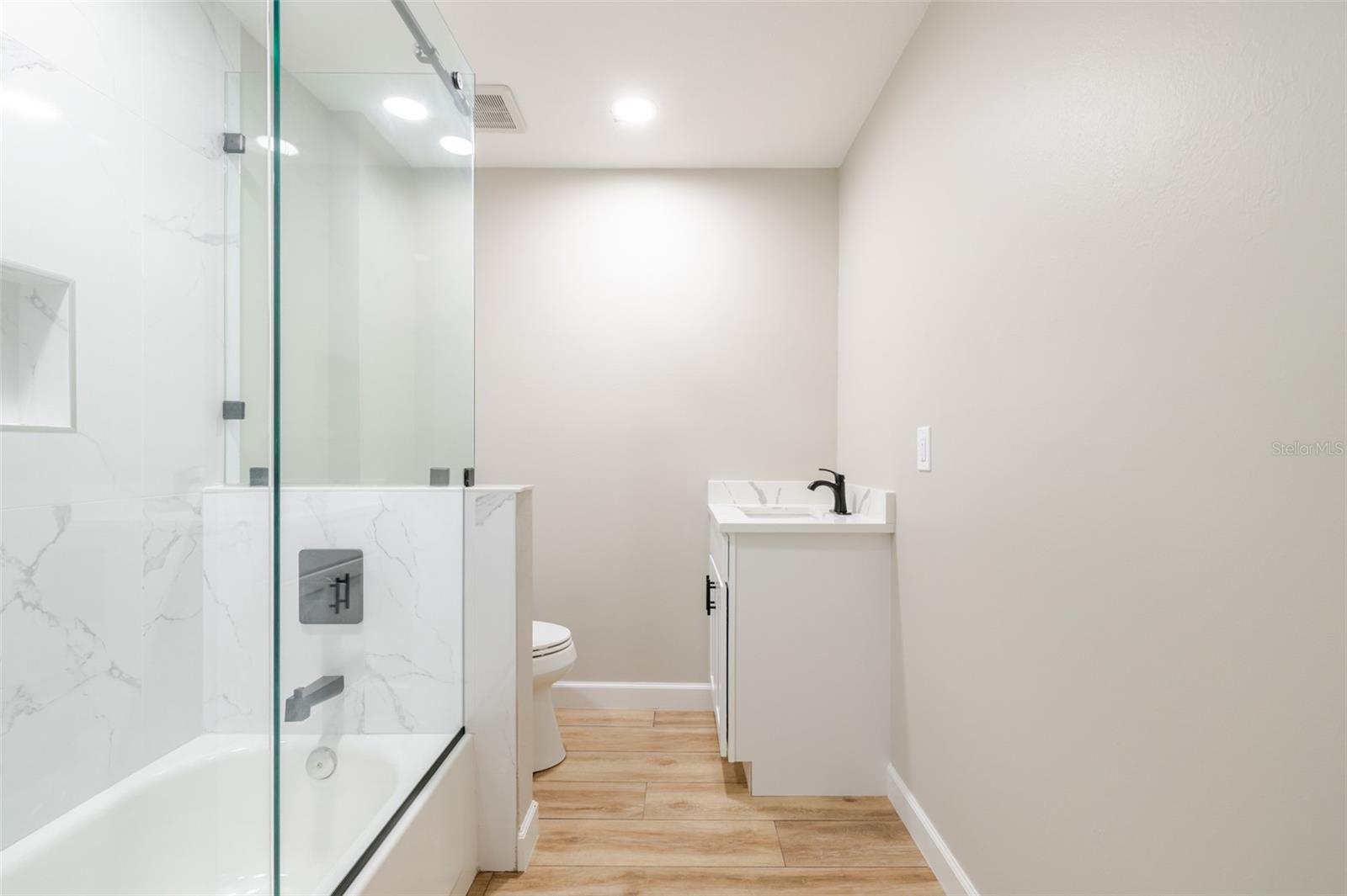 PARADISE SHORES - Residential