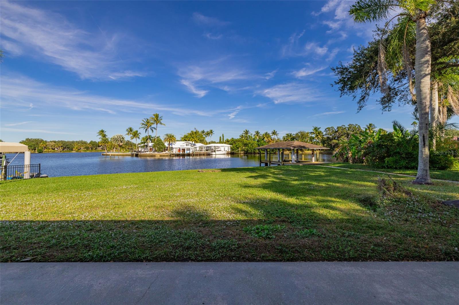 PARADISE SHORES - Residential