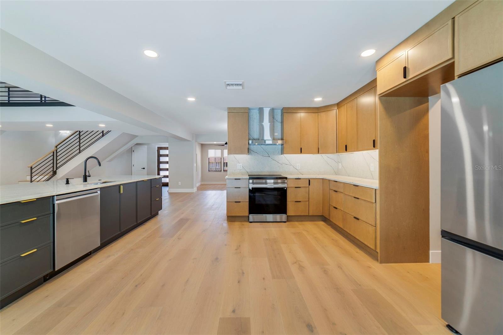 941 VERSAILLES CIRCLE