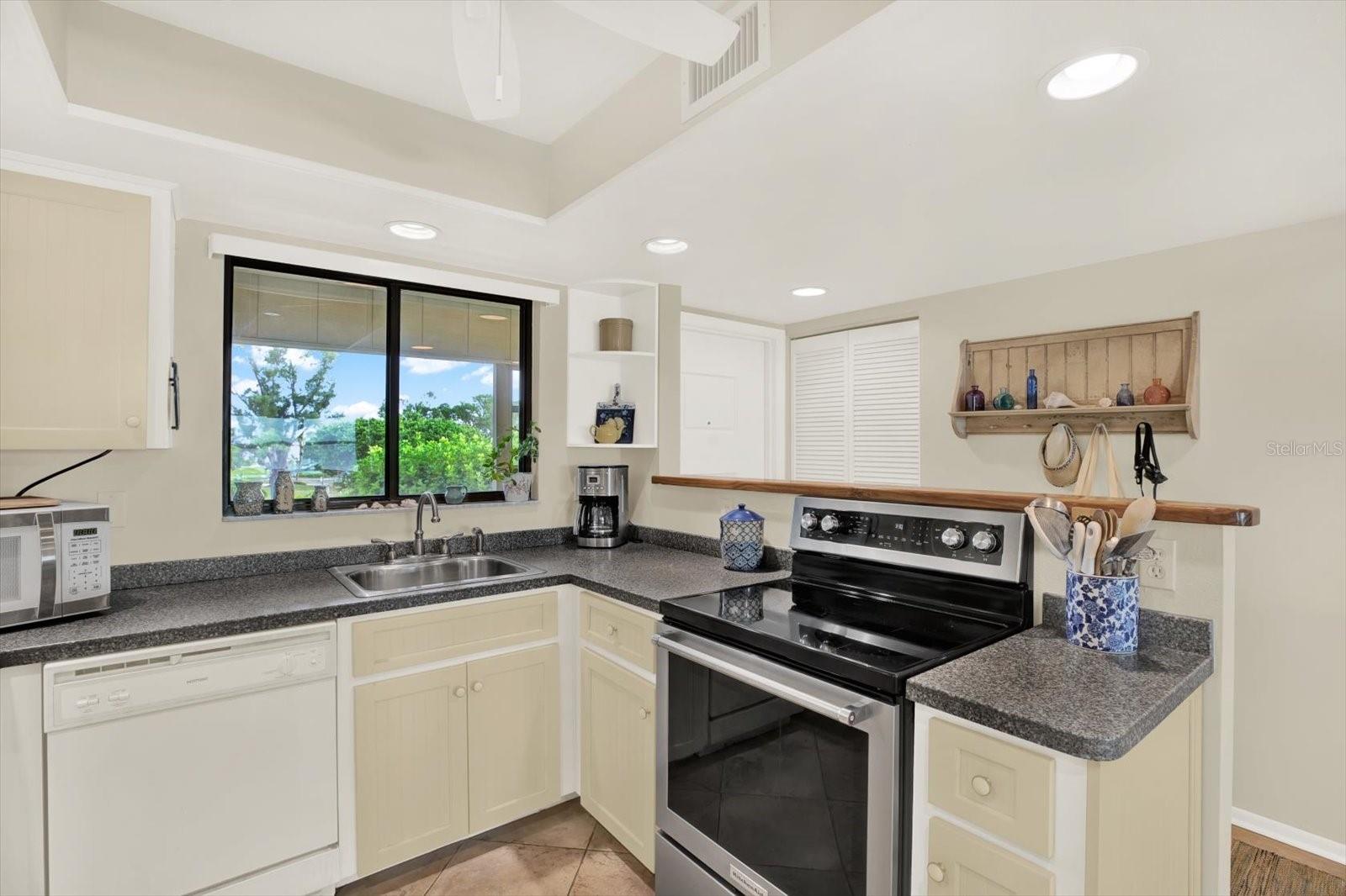 WESTBAY POINT & MOORINGS II - Residential