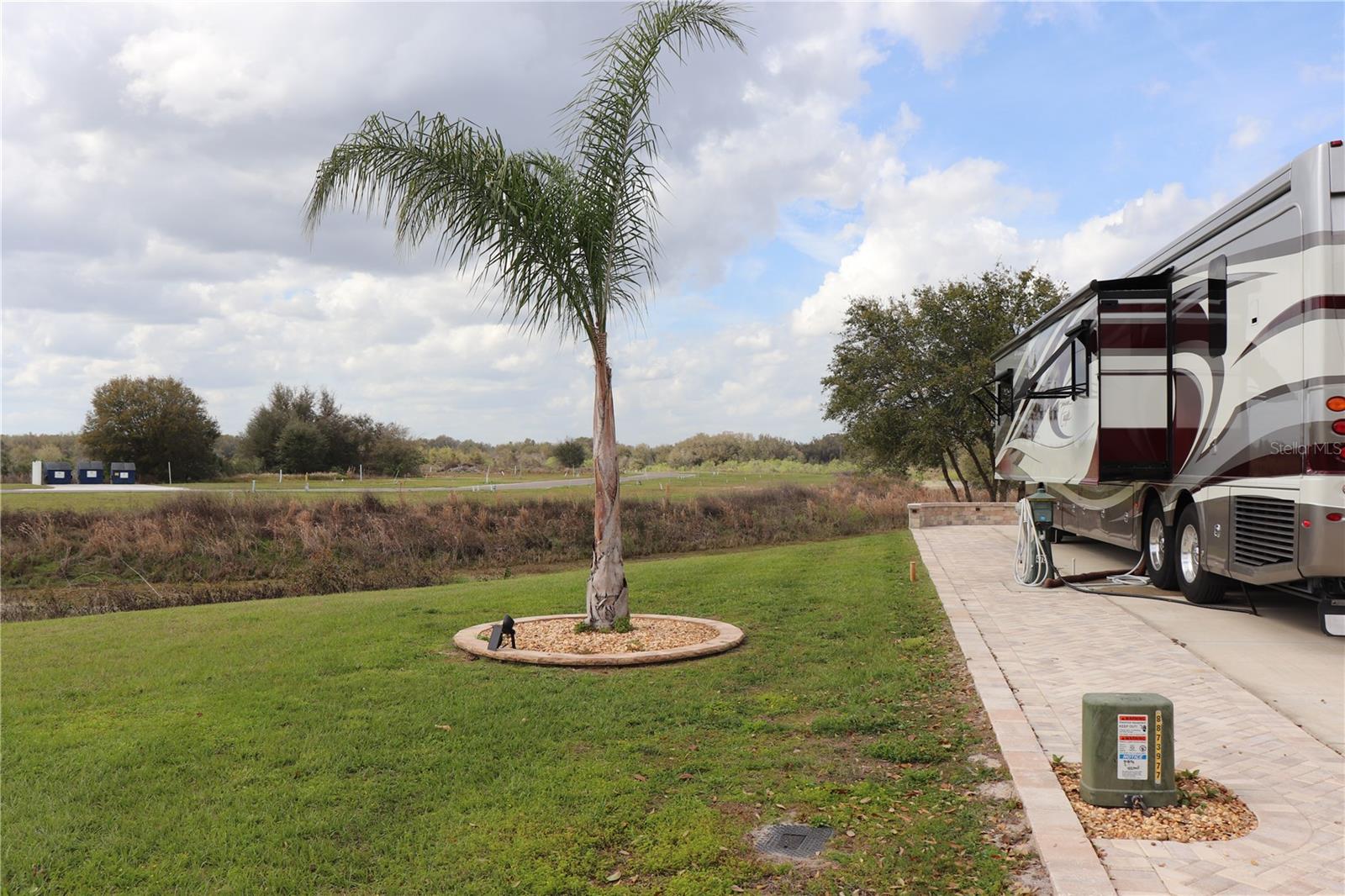 FLORIDA GRANDE MOTOR COACH RESORT - Land