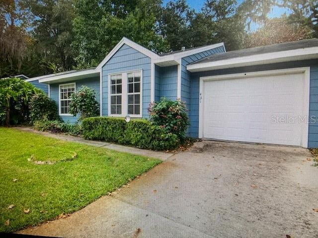 Nice 2 bedroom 2 bath end unit, vaulted ceilings, nice open kitchen floor plan.