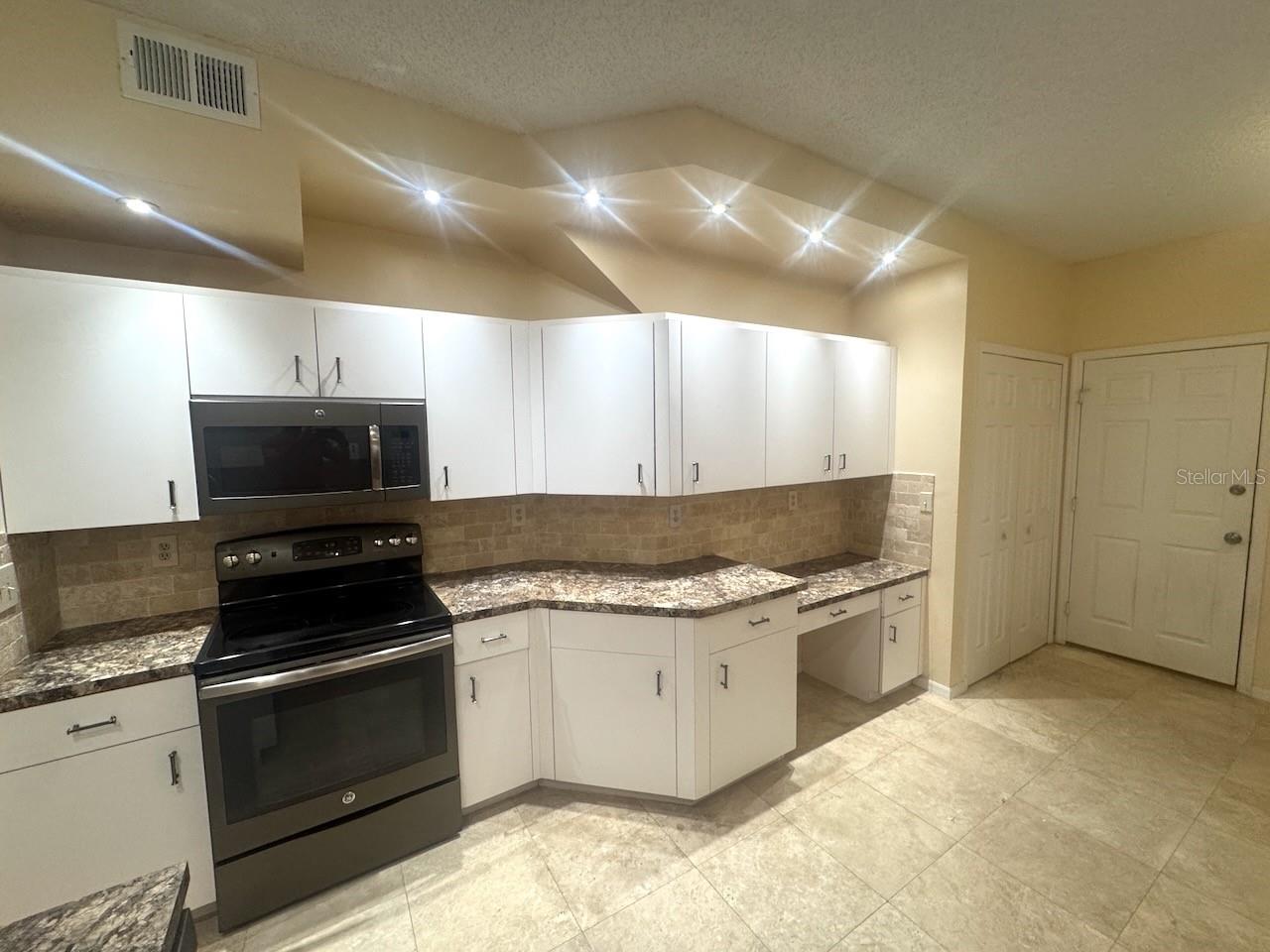 LAUREL OAKS AT EAST LAKE - Residential Lease