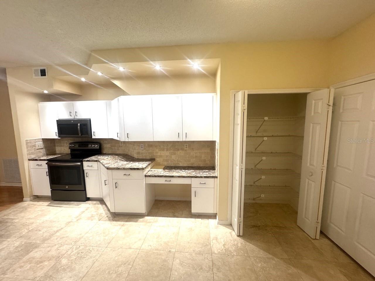 LAUREL OAKS AT EAST LAKE - Residential Lease