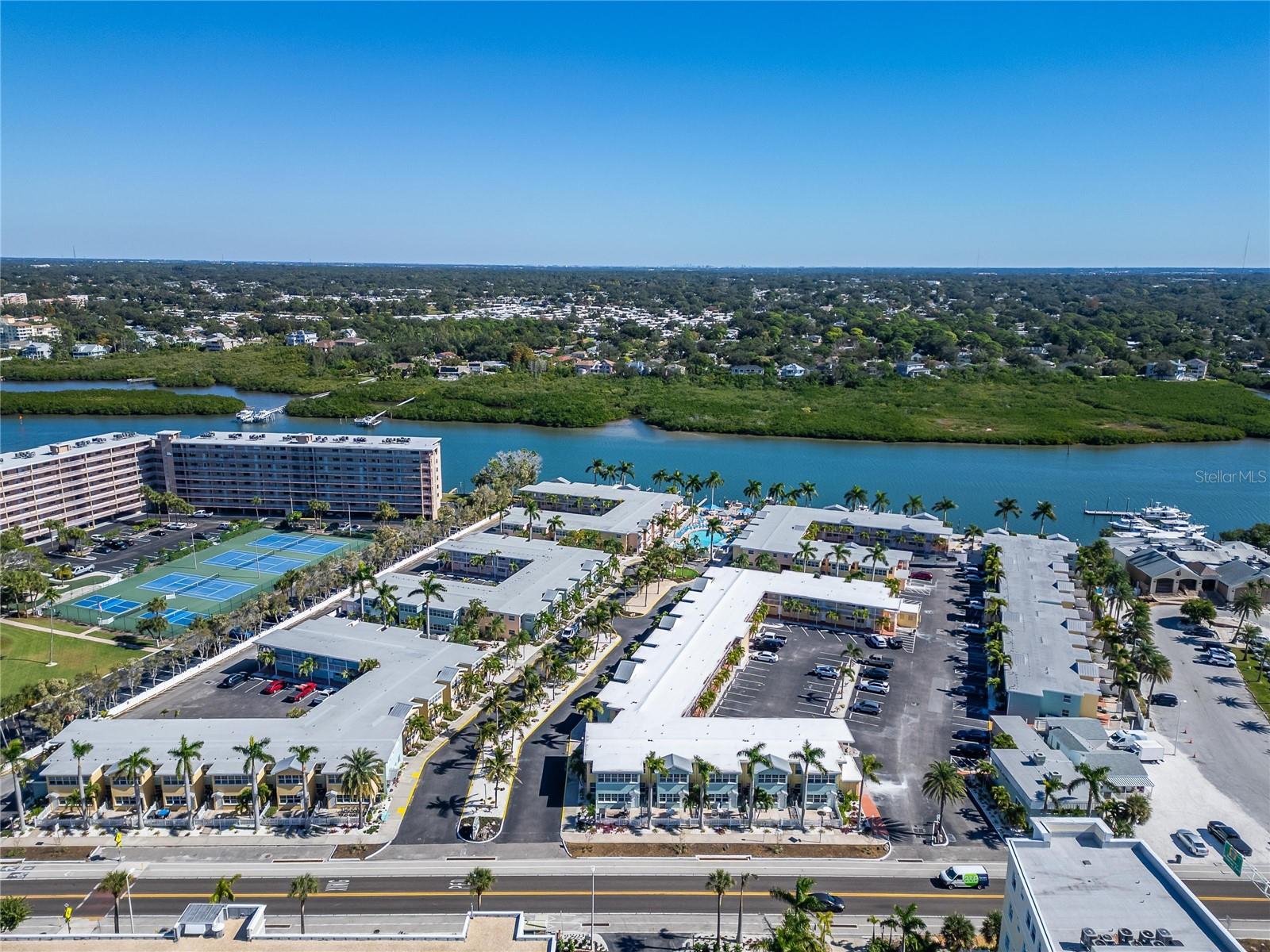 BAREFOOT BEACH RESORT - Residential