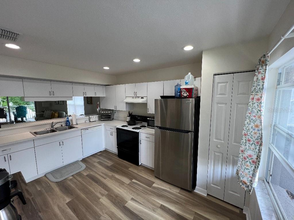 BAY POINTE VILLAS CONDO - Residential