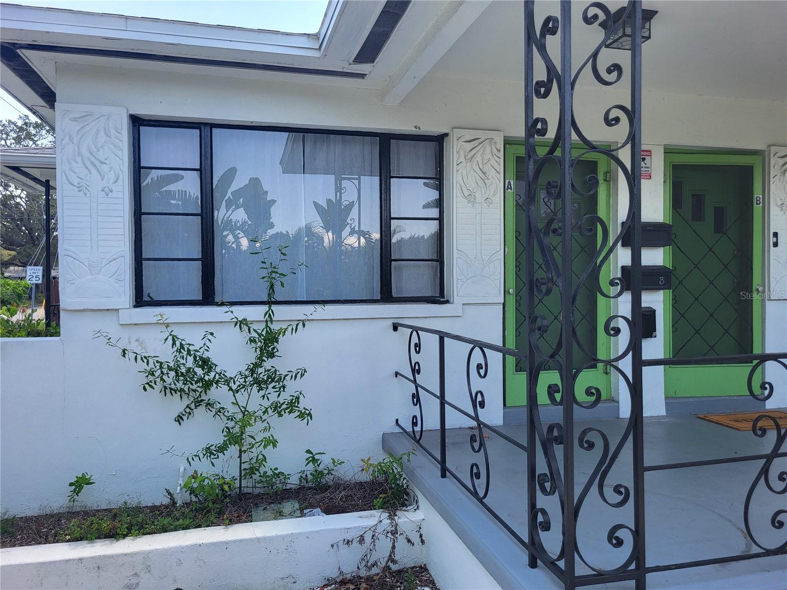QUAINT 1 BEDROOM APARTMENT IN A VERY TRENDY AREA OF ST. PETERSBURG. UNIT A FEATURES HARDWOOD FLOORING, STAINLESS APPLIANCES, UTILITY ROOM WITH WASHER AND DRYER. BACK YARD IS FENCED.