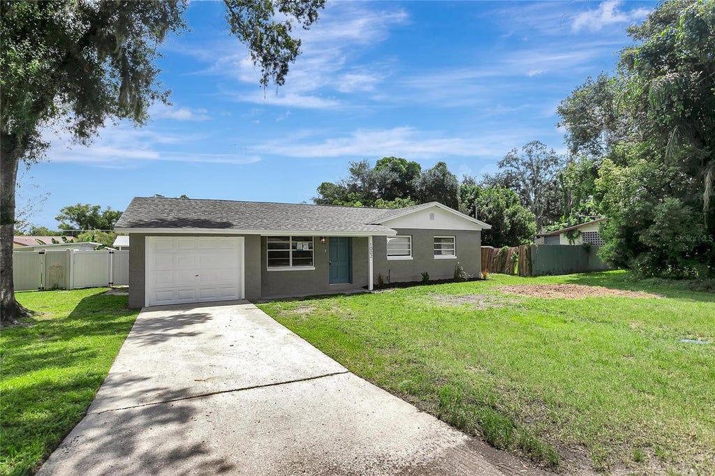 Photo of 1002 N Bracewell Drive, Plant City, FL 33563 (MLS # TB8548490)