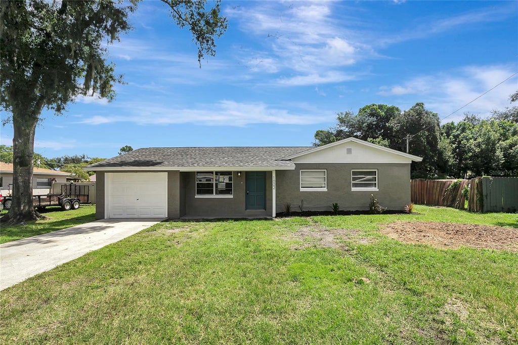 Photo of 1002 N Bracewell Drive, Plant City, FL 33563 (MLS # TB8548490)