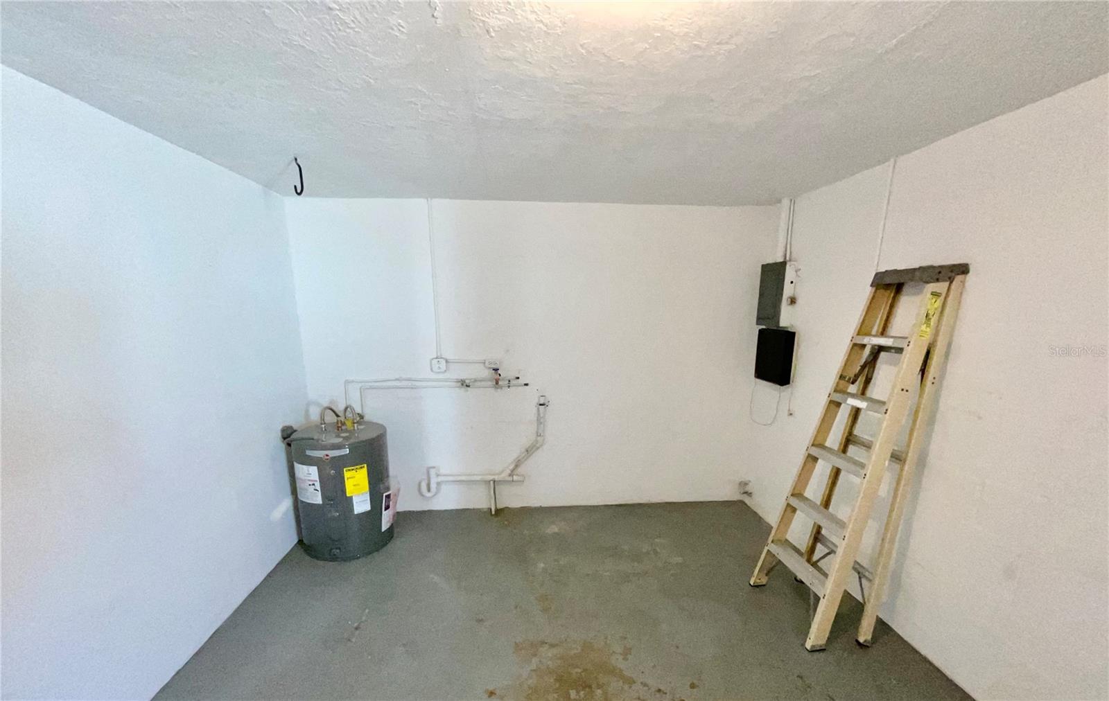 HOLIDAY GARDEN ESTATES UNIT 1 - Residential Lease