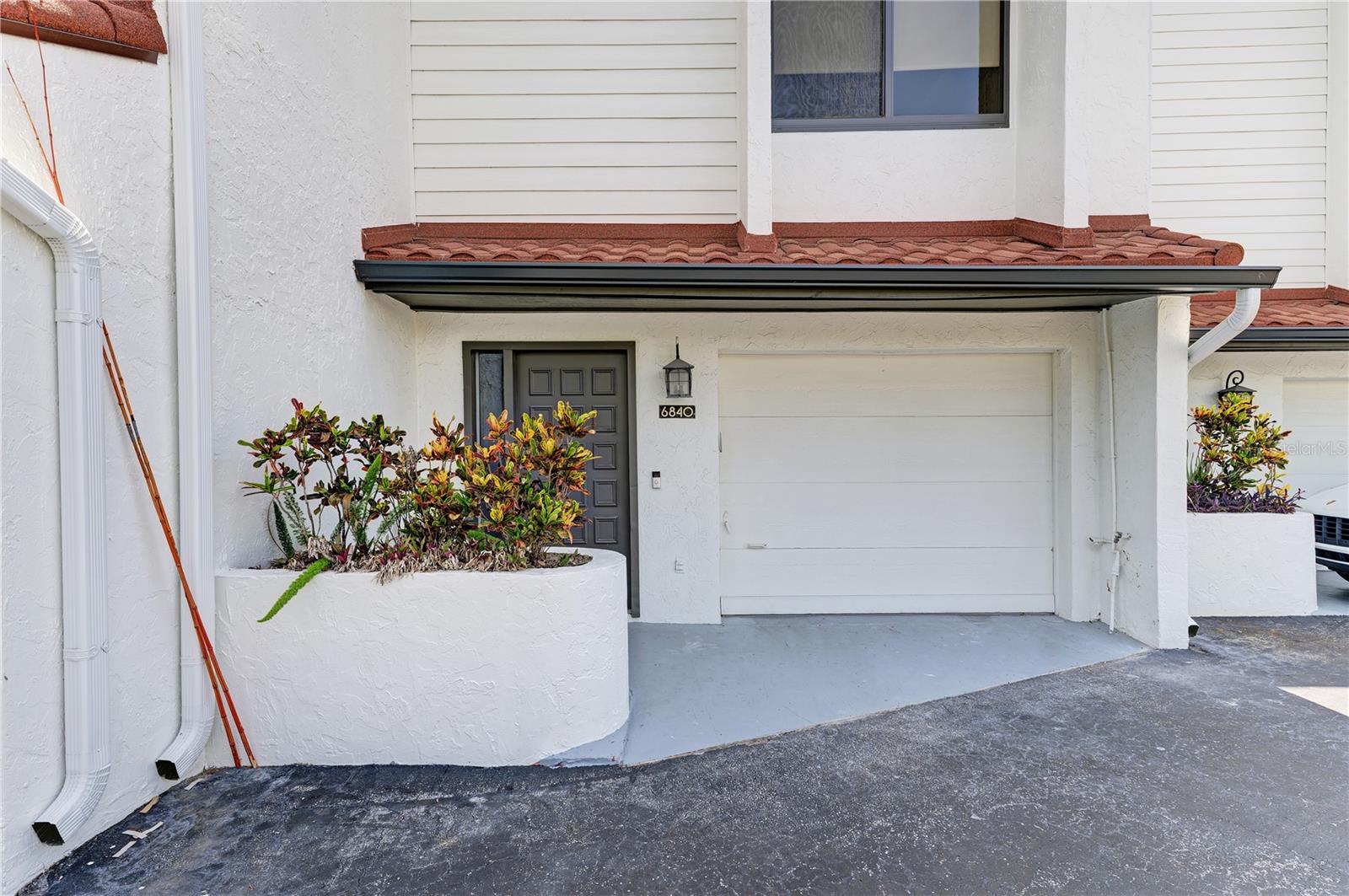 SELLER offers 2/1 rate buydown. Siesta Key Townhouse | $80K in Upgrades | Deeded Beach Access | Prime Location.
Just 200 yards from the #1-rated Siesta Key Beach and no street to cross! This beautifully updated 2BR/2BA/2HB townhouse offers deeded beach access, a highly sought-after location near Point of Rocks, and over $80,000 in recent renovations, making it a perfect full-time home, seasonal getaway, or high-yield investment.
Premium Features & Upgrades:
New roof (2024)
New tankless water heater (2024), washer & dryer (2025)
Hardwood floors on main living and dining level
Engineered wood stairs (2025) and upstairs bedroom flooring
Both bedrooms feature walk-in closets and Jack-n-Jill bathrooms
Two private balconies – one off the living room and one off the primary suite
Fully renovated air-conditioned bonus room on the lower level with new tile floors, walls, doors, and a brand-new full bathroom – ideal for a gym, home office, or game room
Oversized 1-car garage with additional storage space
Heated community pool
Low HOA: just $833/month – significantly lower than most communities on Siesta Key
Investor-friendly rental policy: 12 times per year allowed
Unbeatable Location:
Deeded beach access – walk directly to the sand with no roads to cross
Located near Point of Rocks and just seconds from the South Bridge/Stickney Point for quick on/off island access
2-minute drive to Publix, shopping, restaurants, and daily conveniences
The free Siesta Key Breeze Trolley stops right in front – ride to Turtle Beach or downtown Sarasota with ease
This rare opportunity combines luxury, location, and lifestyle in one of Florida’s most desirable beach communities. Whether you’re looking for a primary residence, vacation retreat, or income-producing rental, this one checks every box!