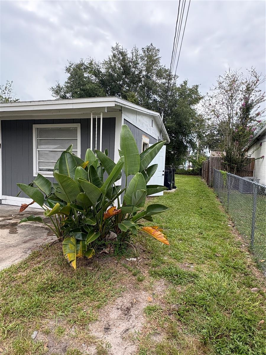Flexible terms. Student-friendly. Walking distance to UCF campus! Charming studio with a private entrance and a fully equipped kitchen. All utilities are included in the rent. Located just minutes from UCF, Waterford Lakes shopping centers, restaurants, stores, and movie theaters. Flexible lease options.