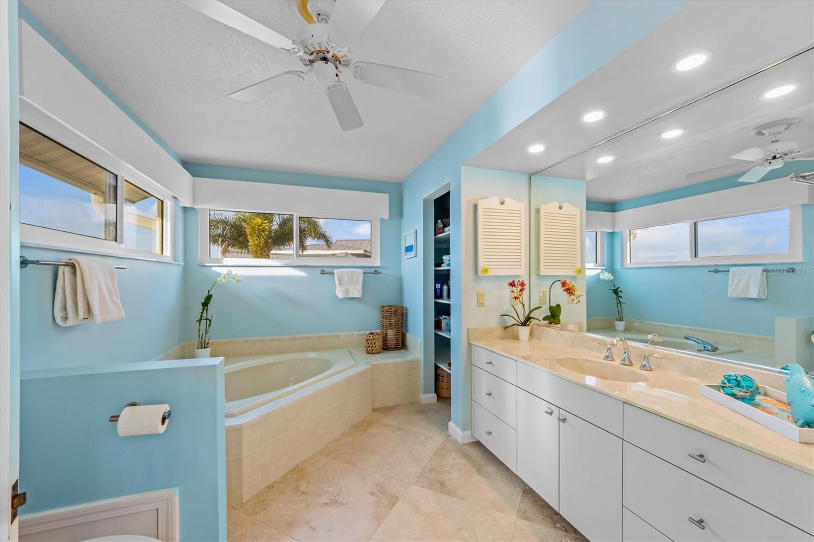 KEY ROYALE - Residential