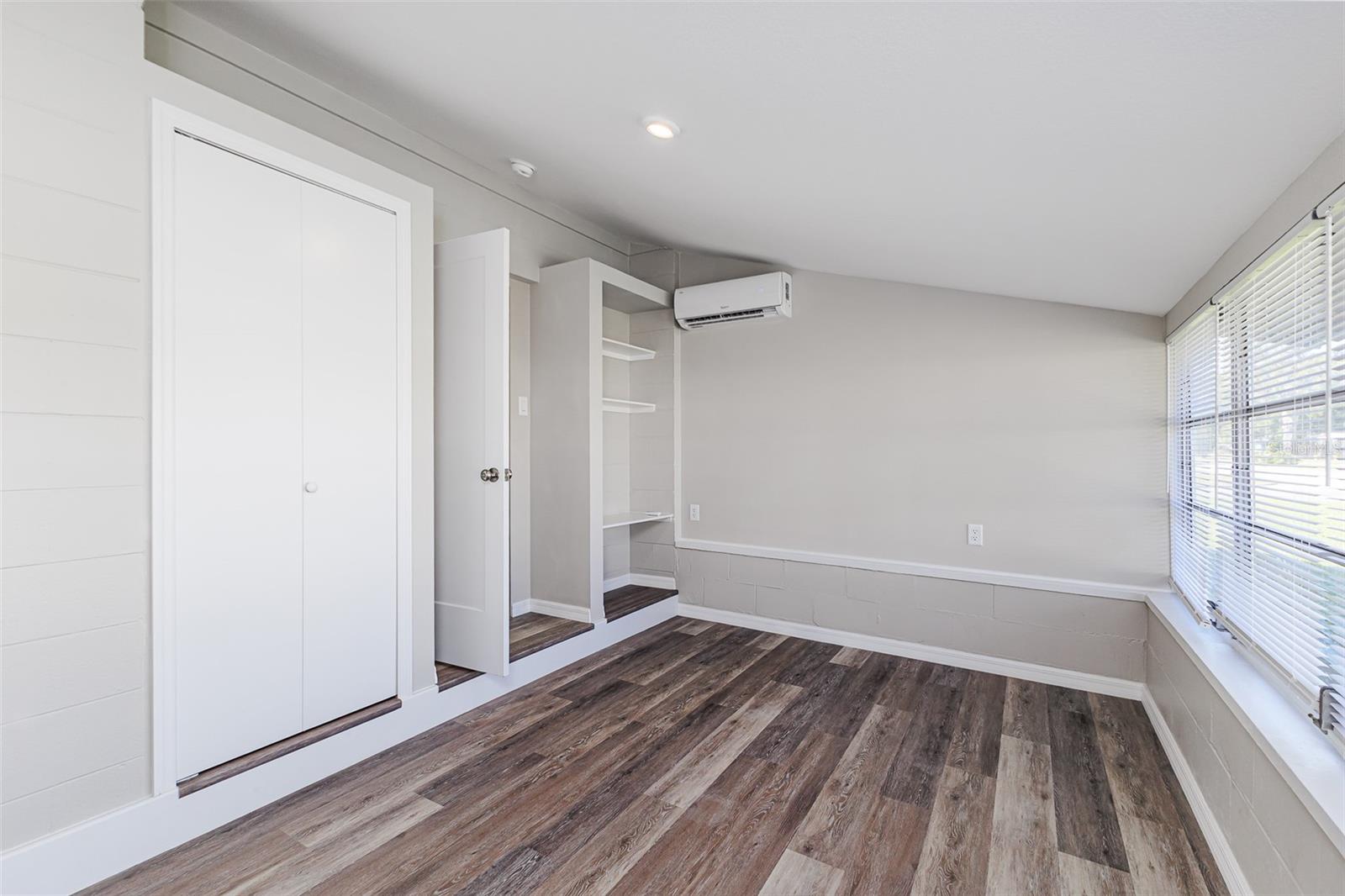 561 N DOLLINS AVENUE