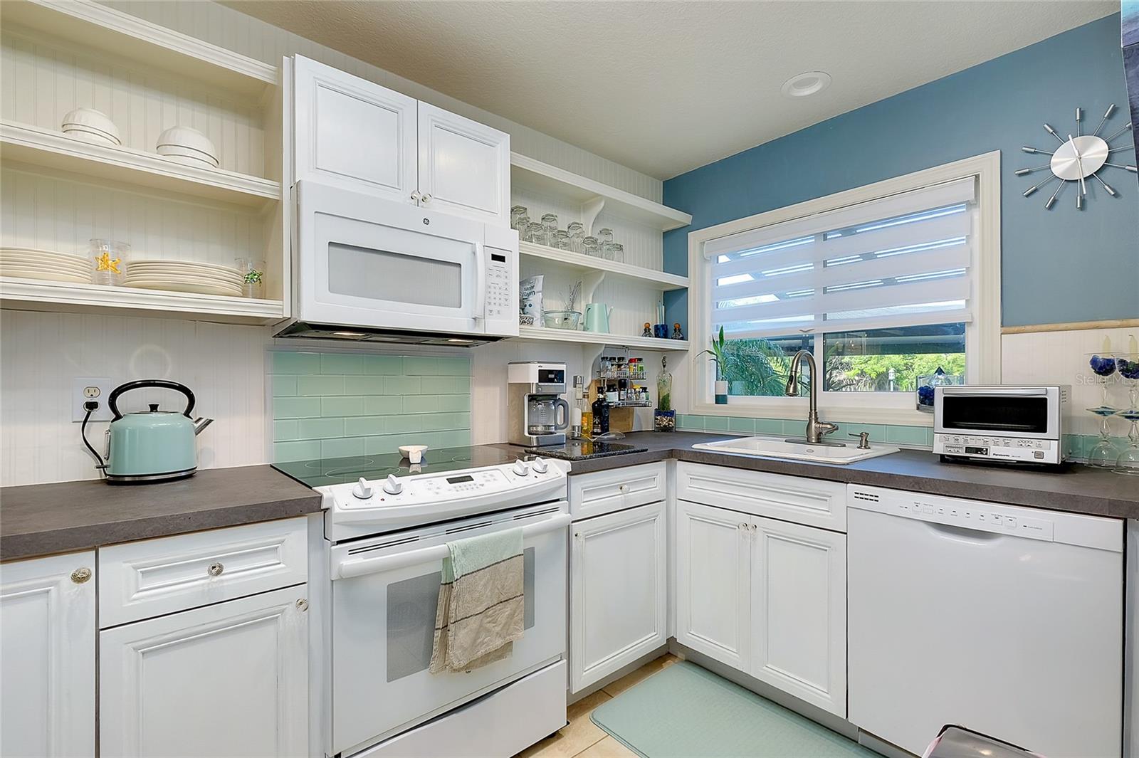 PELICAN HARBOUR & BEACH CLUB - Residential