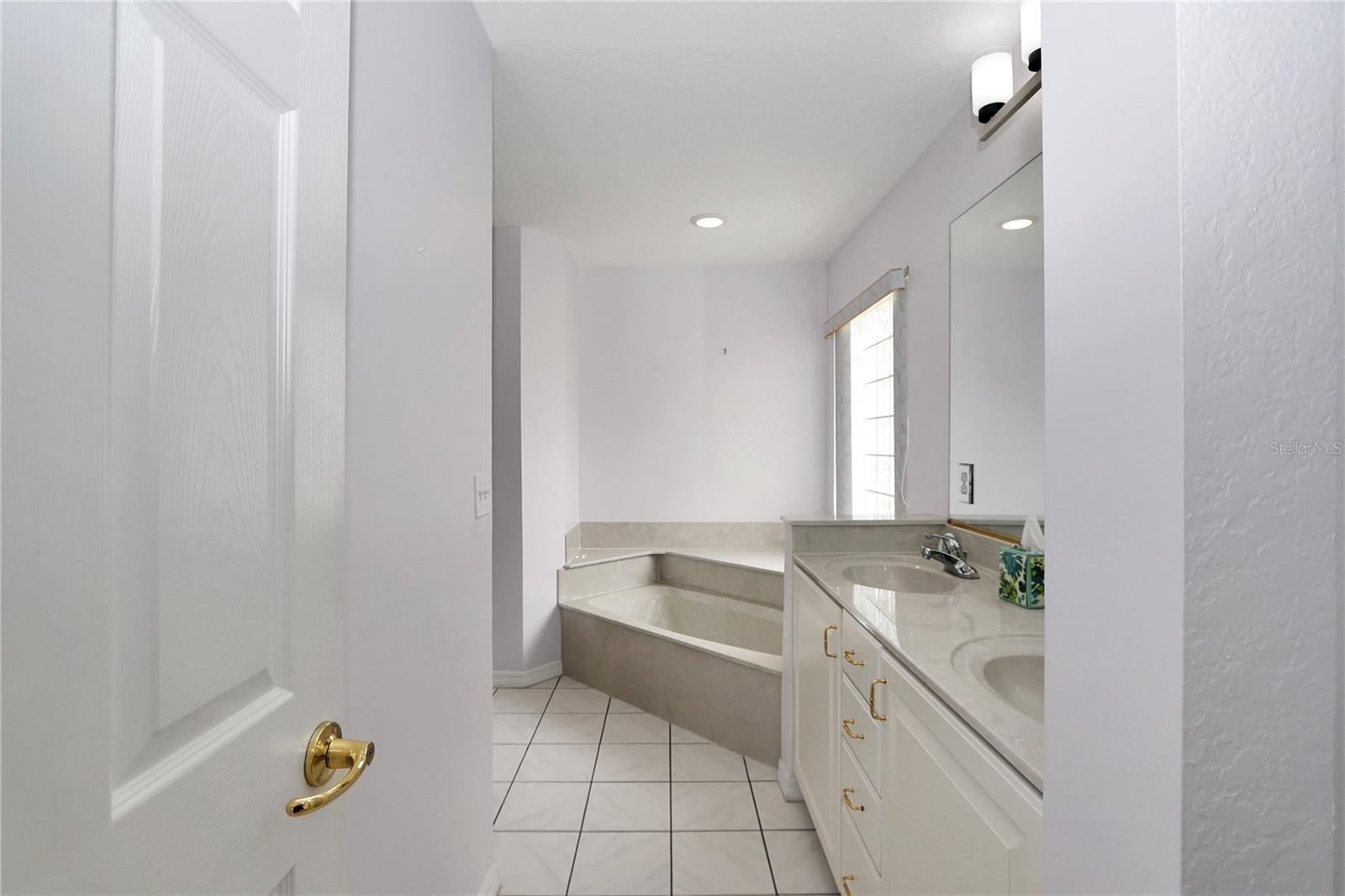 OAK RUN LAUREL OAKS - Residential