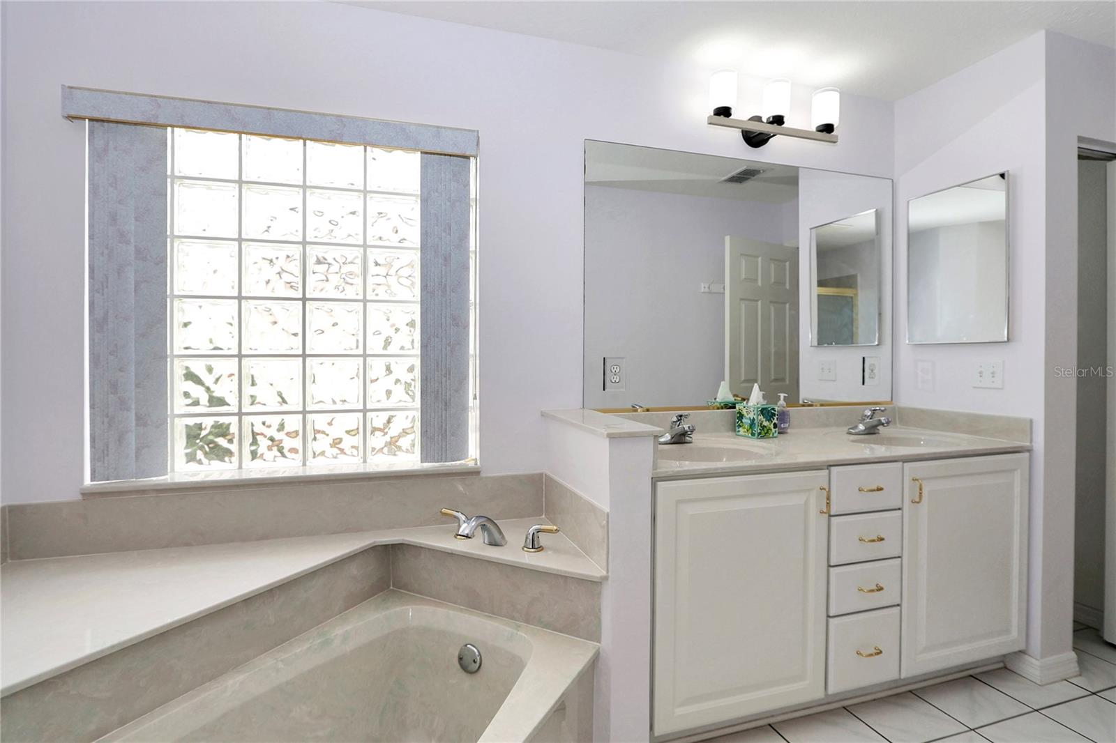 OAK RUN LAUREL OAKS - Residential