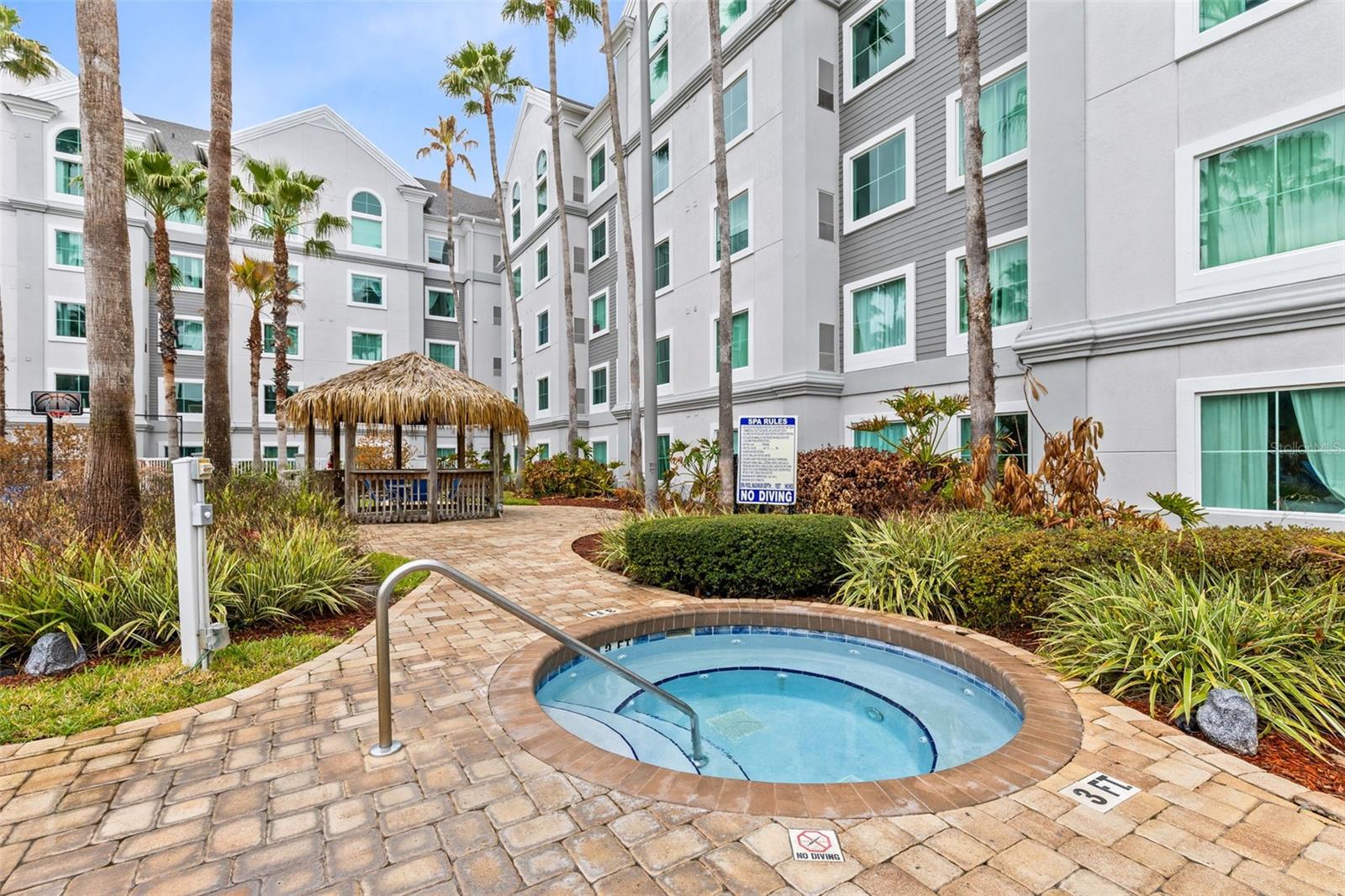 8303 RESIDENCE - Residential