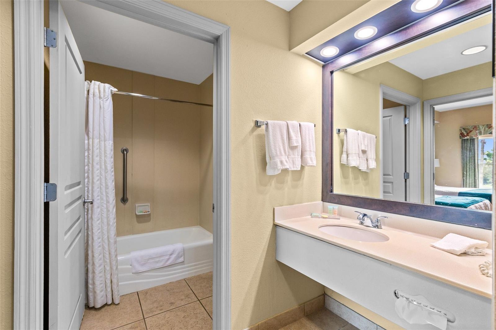 8303 RESIDENCE - Residential