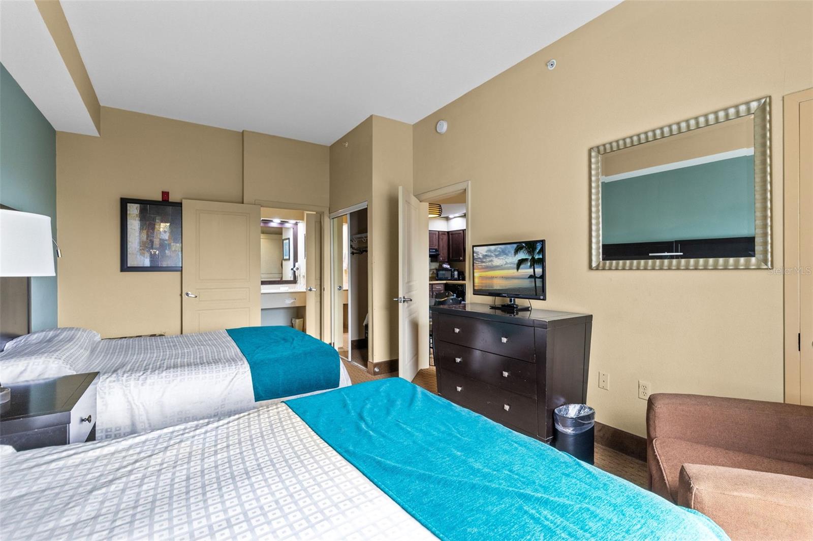 8303 RESIDENCE - Residential