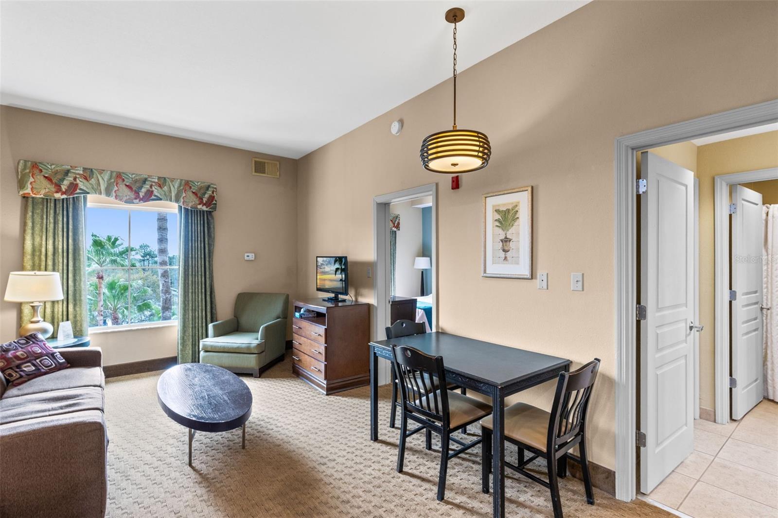 8303 RESIDENCE - Residential