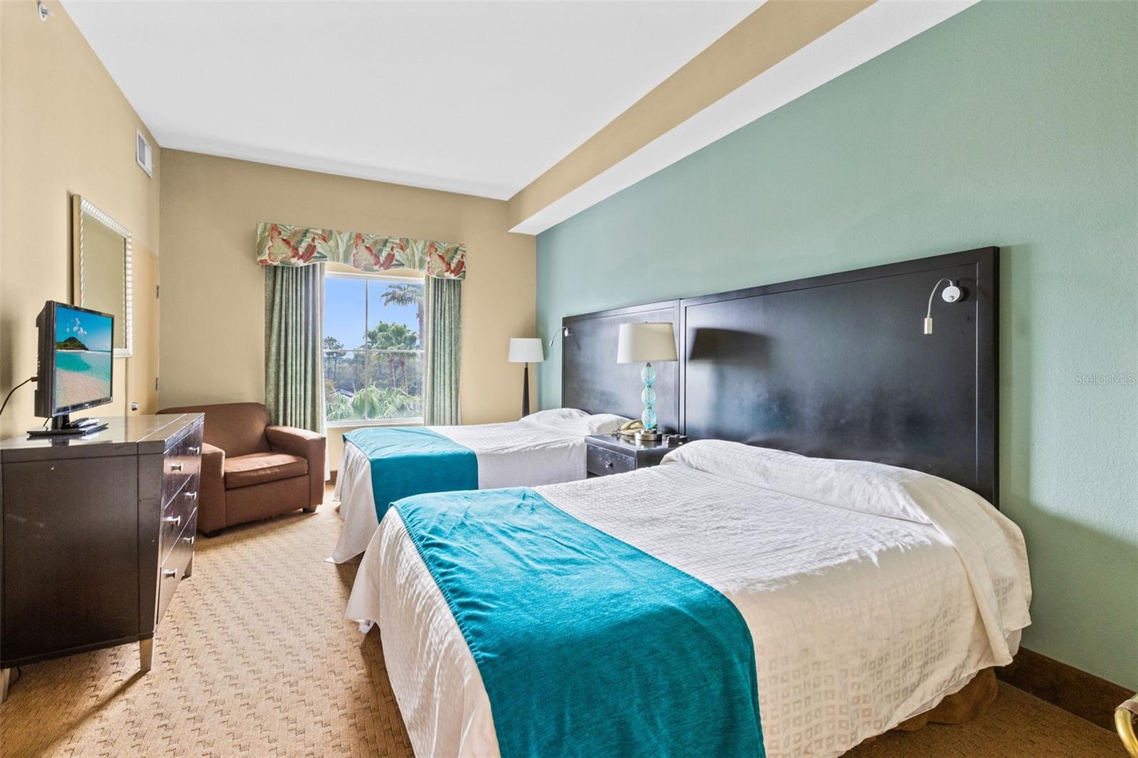 8303 RESIDENCE - Residential