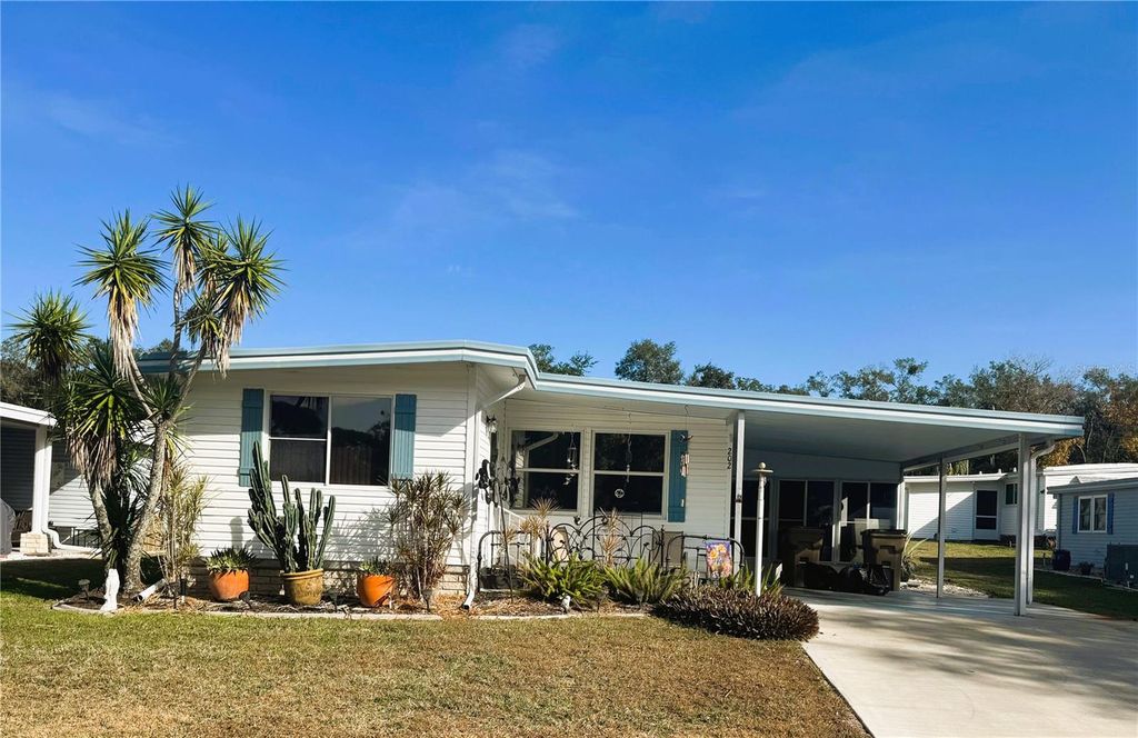 Photo of 202 Aspen Circle, Leesburg, FL 34748 (MLS # R4910484)